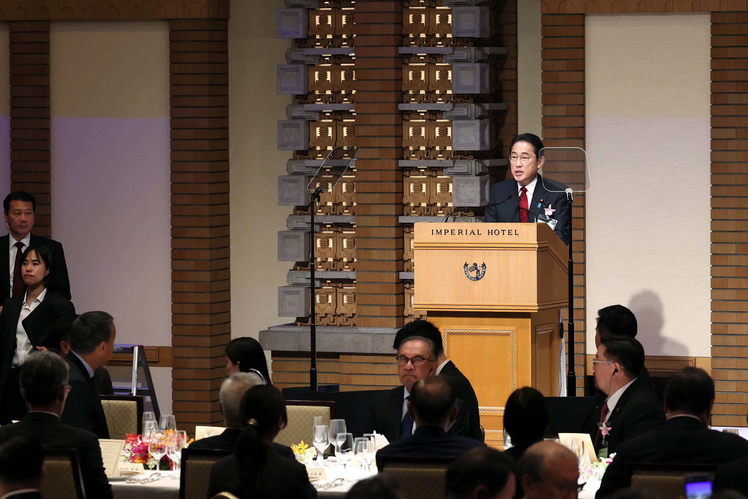 講演する岸田総理２