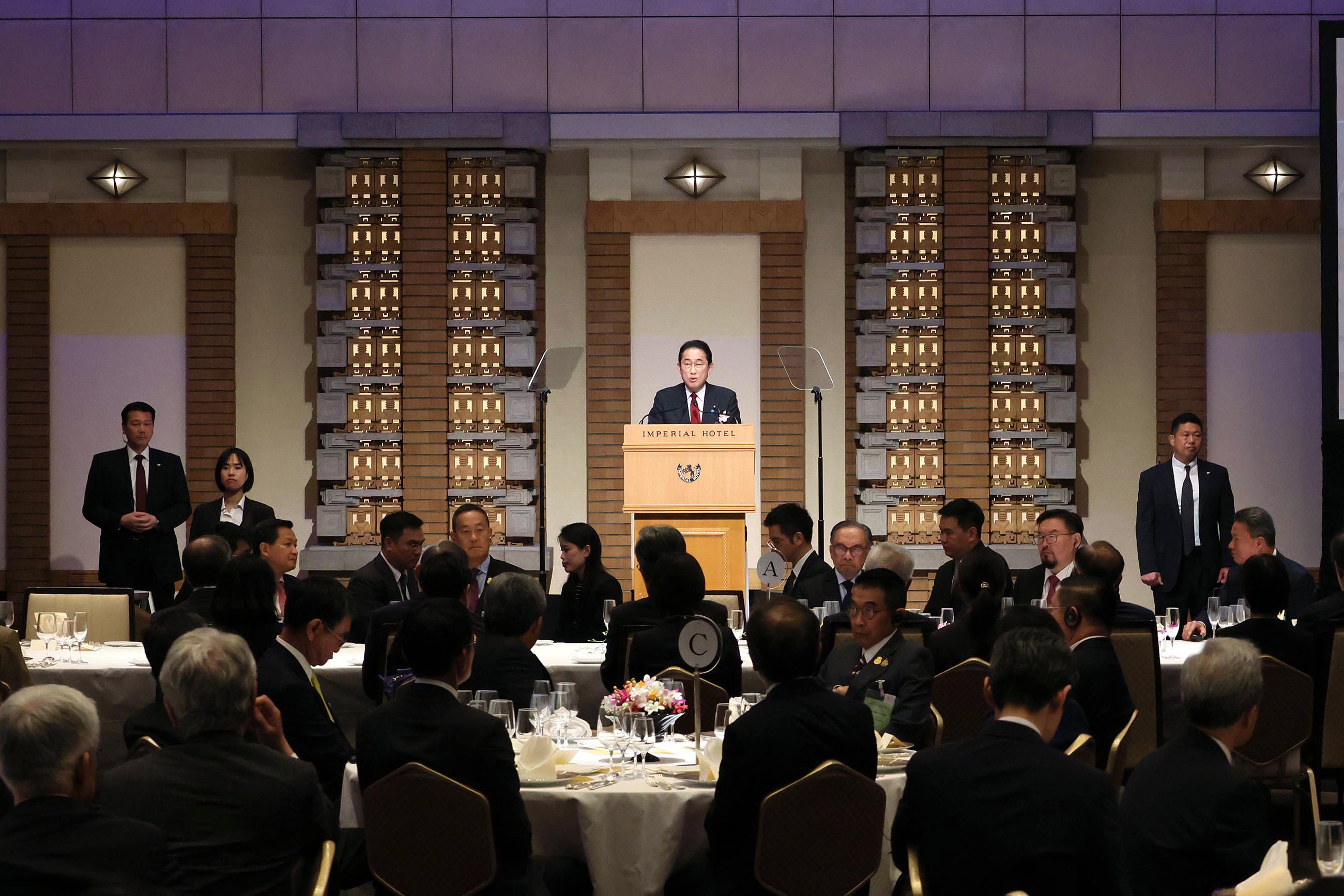 講演する岸田総理３