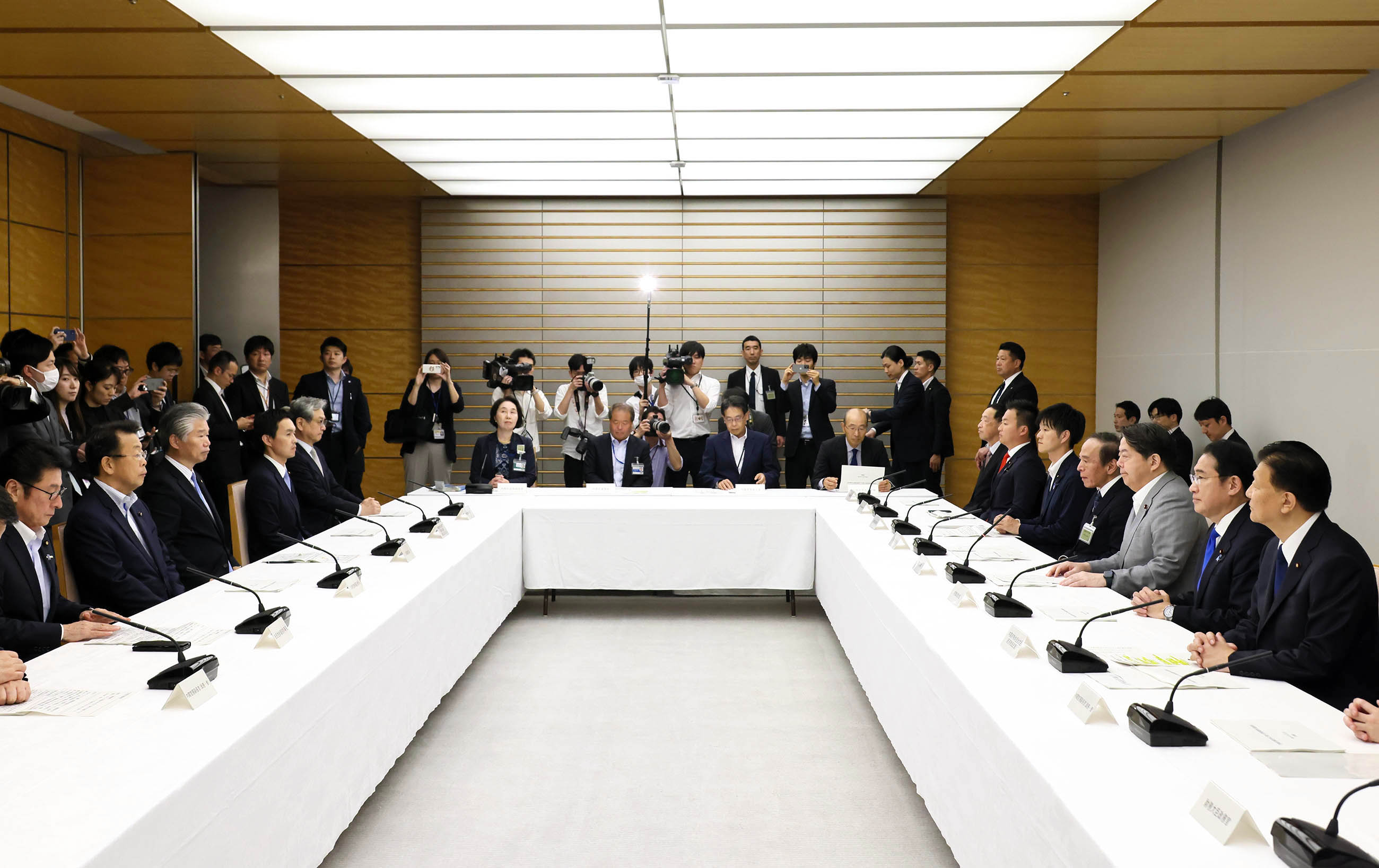 会議に臨む岸田総理３