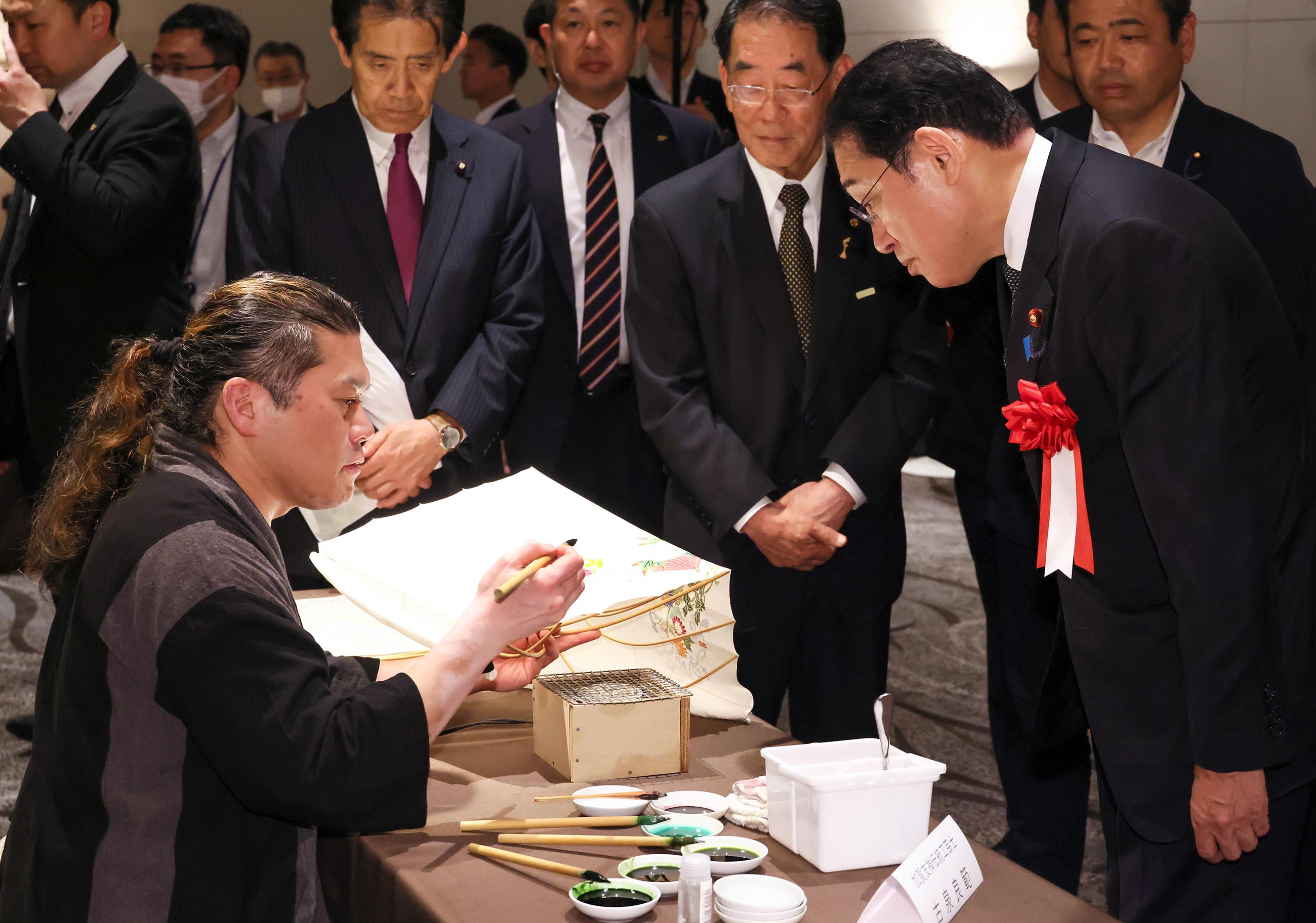 伝統的工芸品の製作実演を視察する岸田総理４