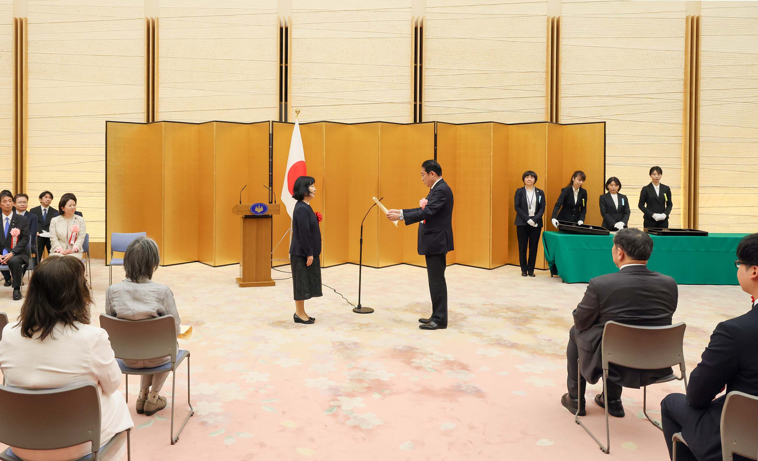 表彰状を授与する岸田総理２
