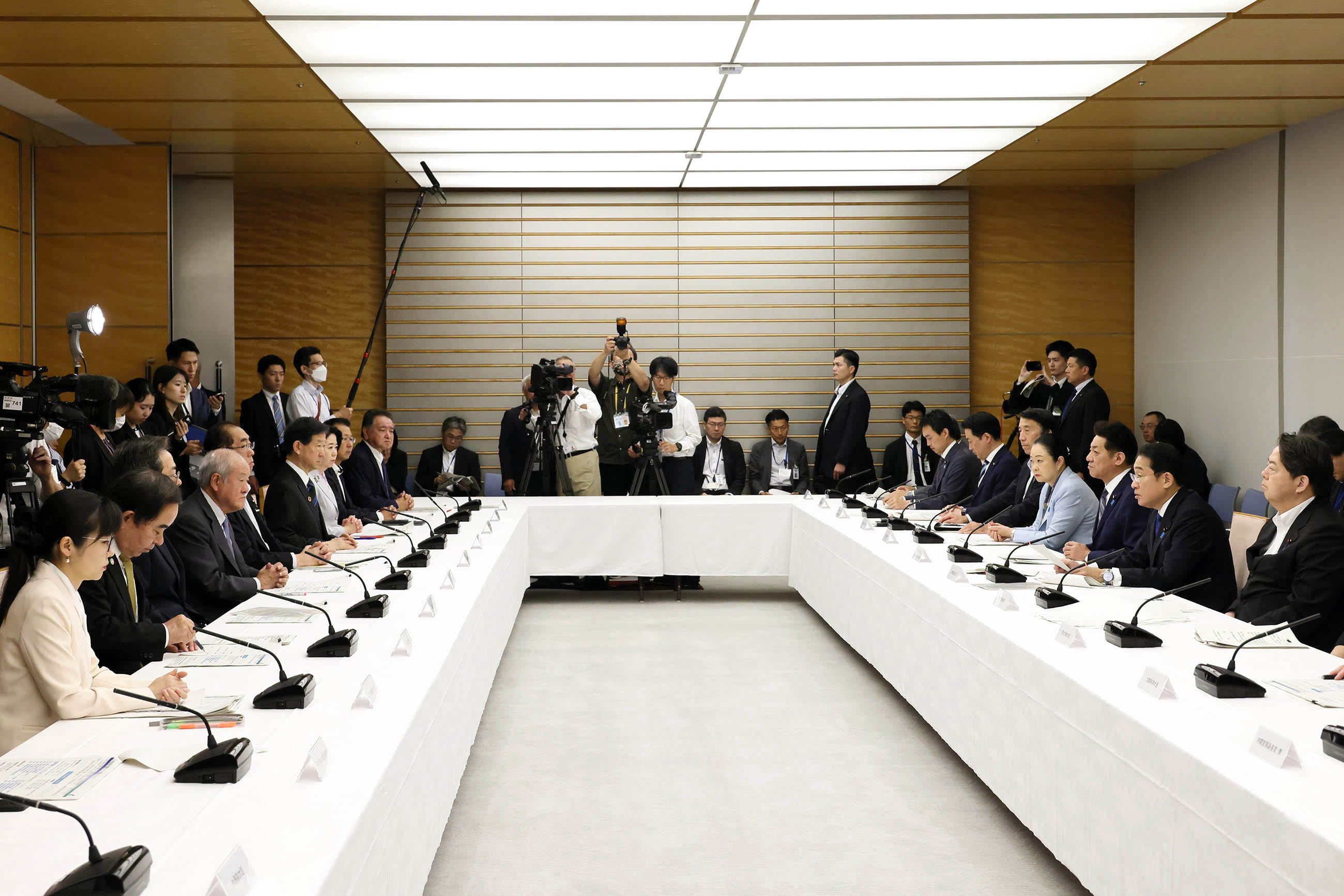 発言する岸田総理３