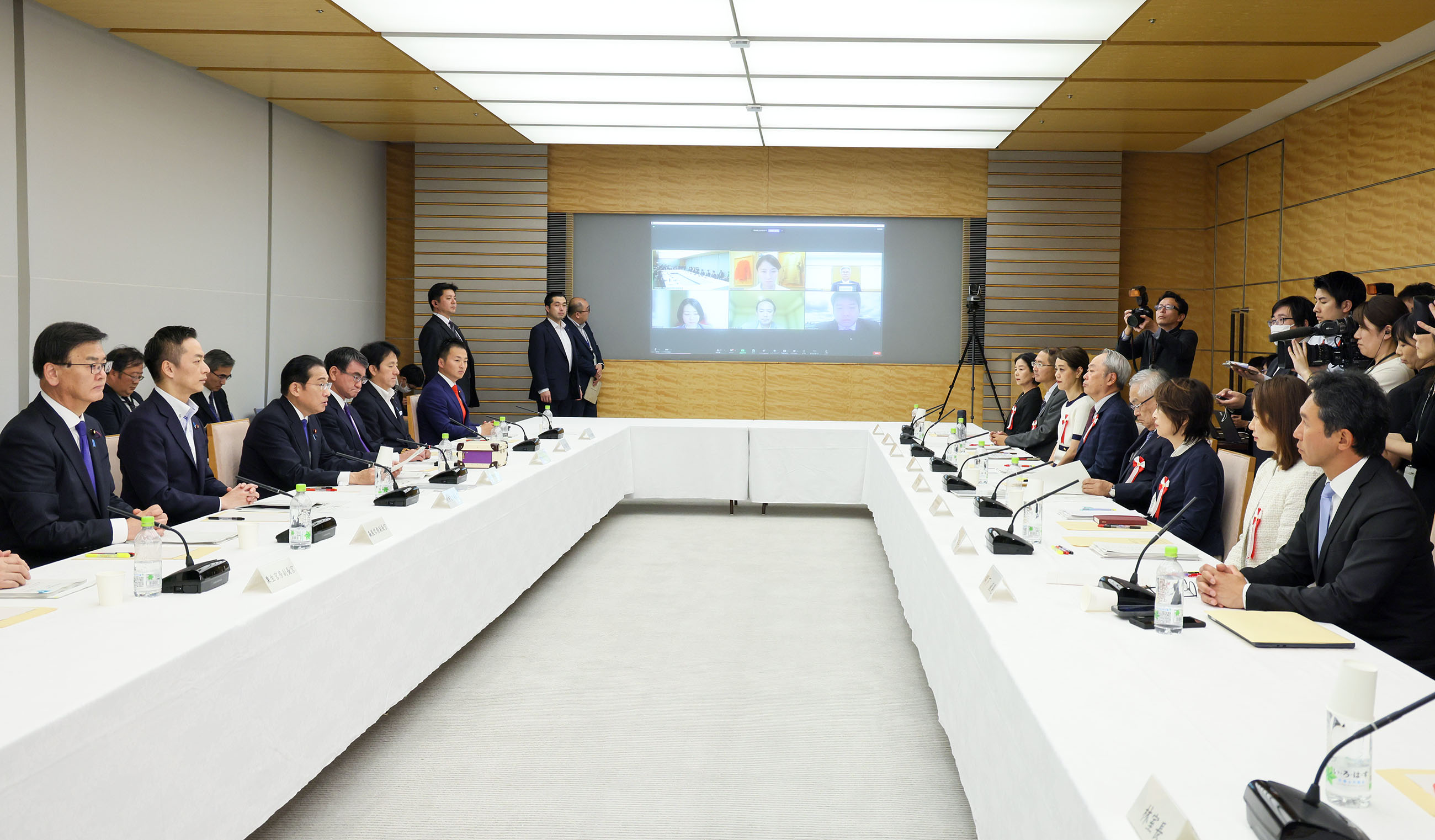 会議のまとめを行う岸田総理３