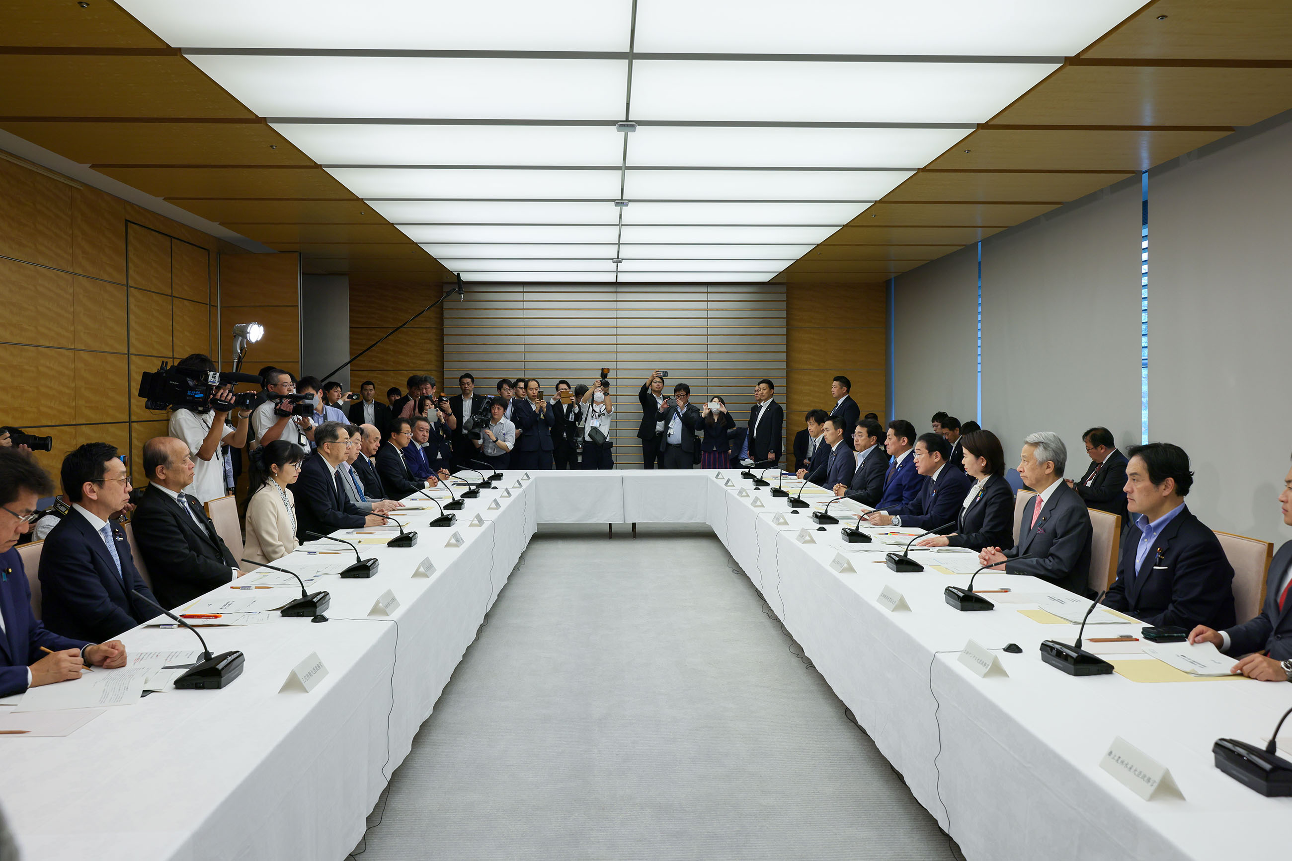 会議のまとめを行う岸田総理３