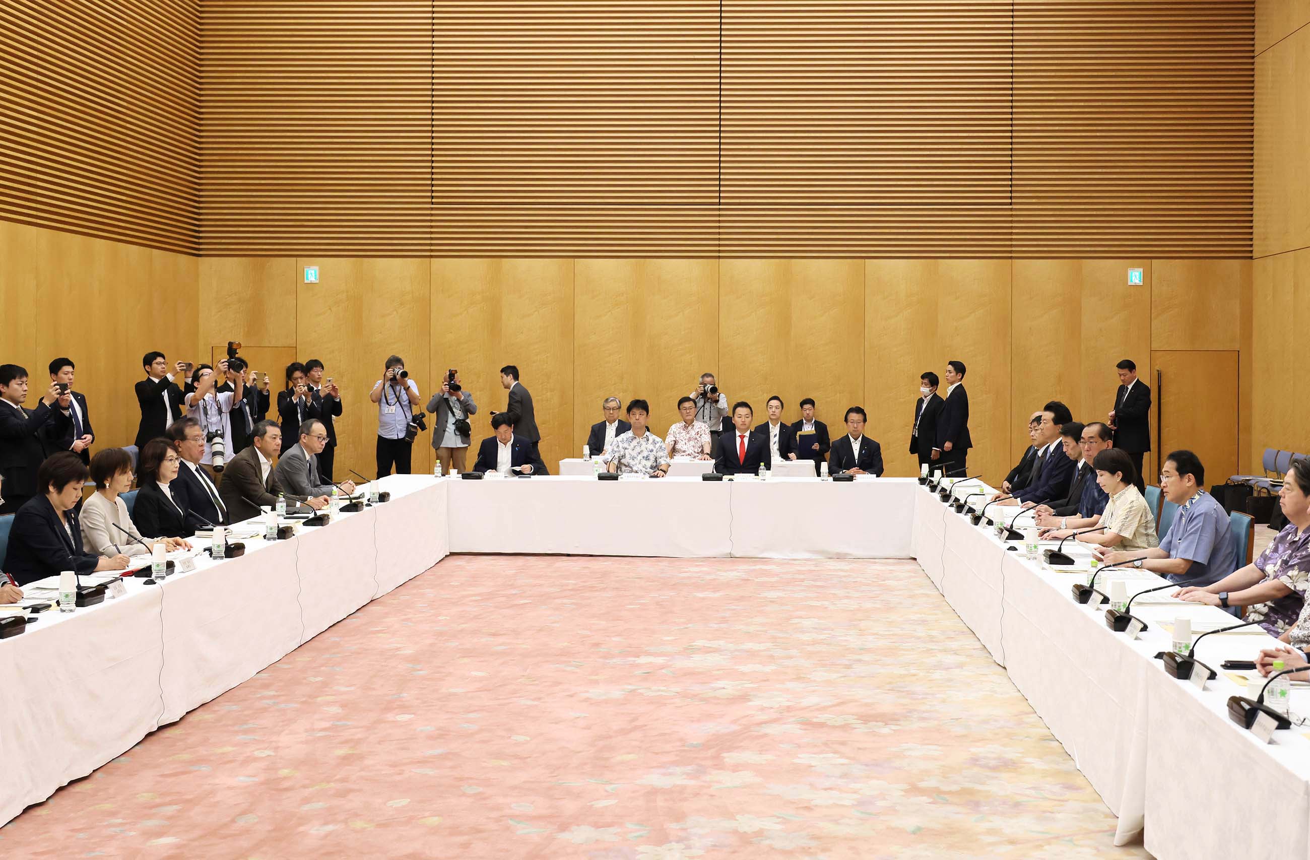 会議のまとめを行う岸田総理２