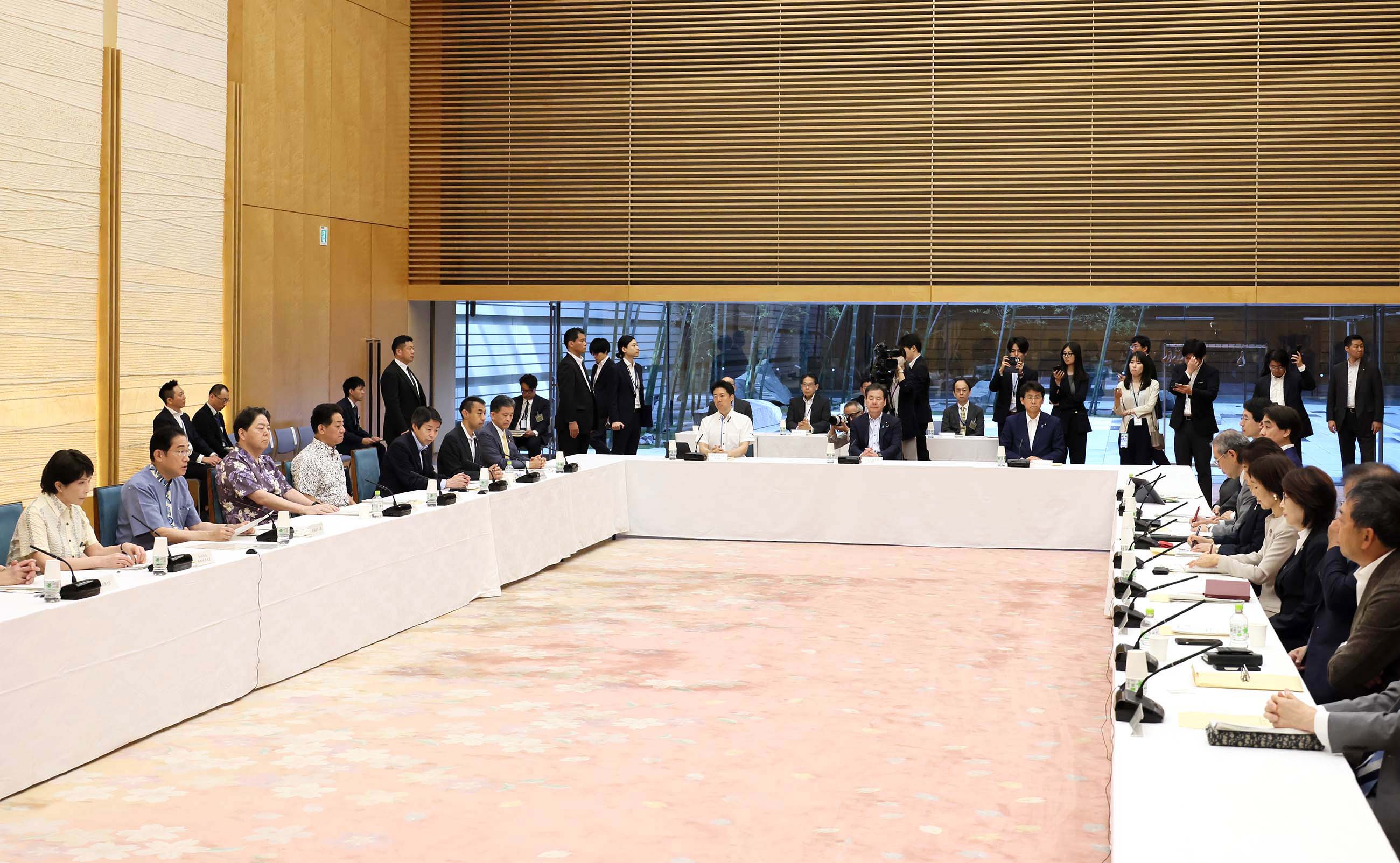 会議のまとめを行う岸田総理３