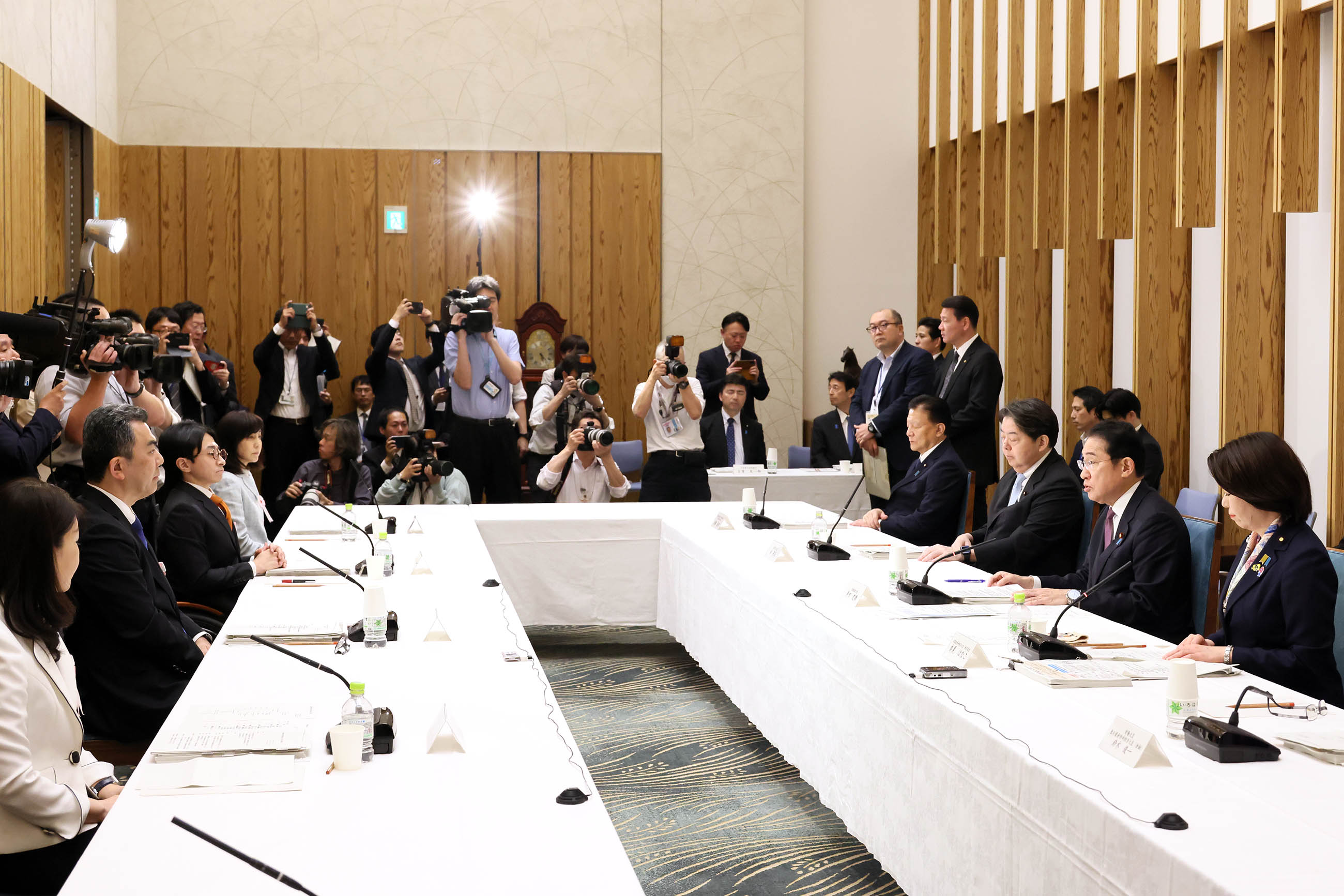 会議のまとめを行う岸田総理３