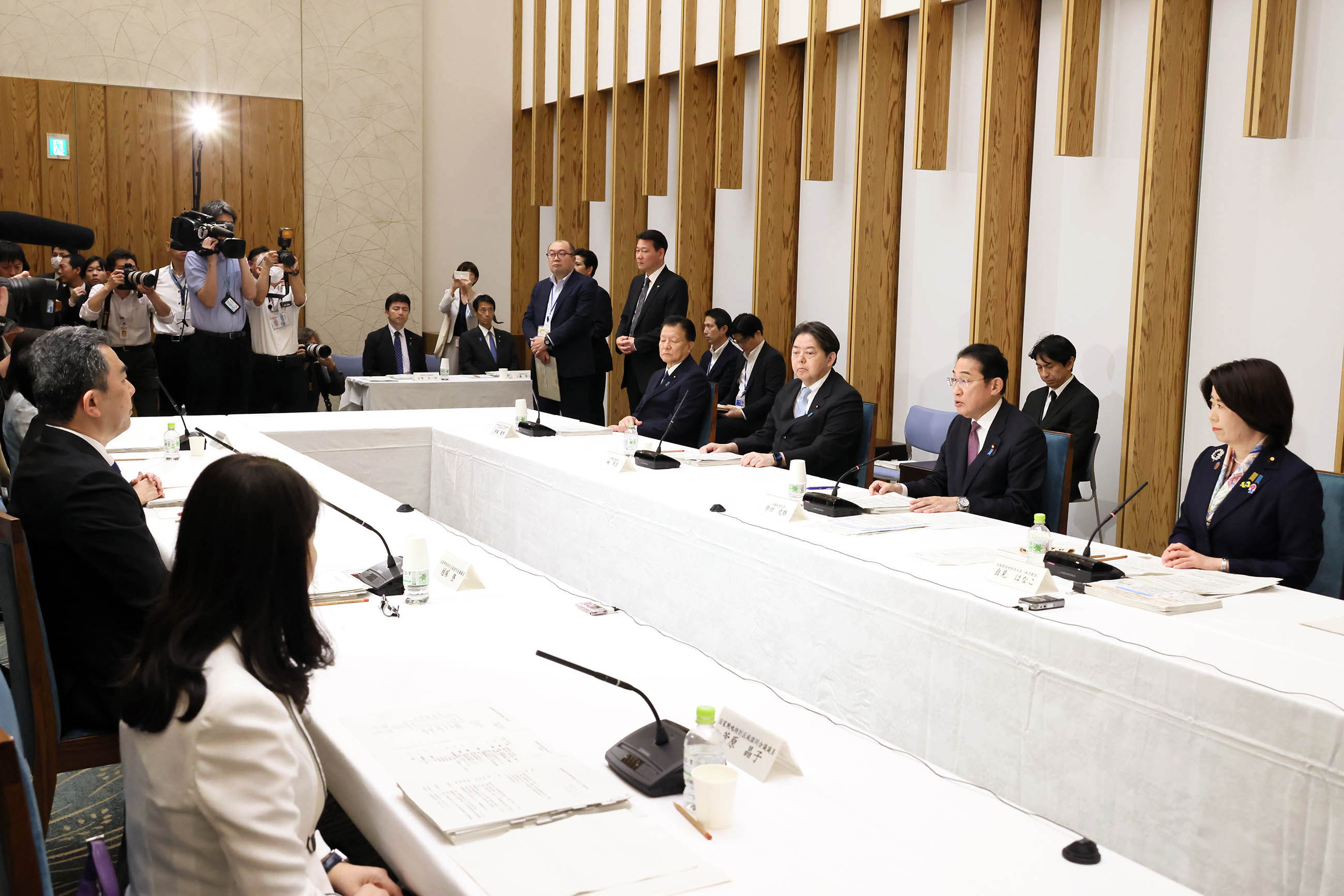 会議のまとめを行う岸田総理４