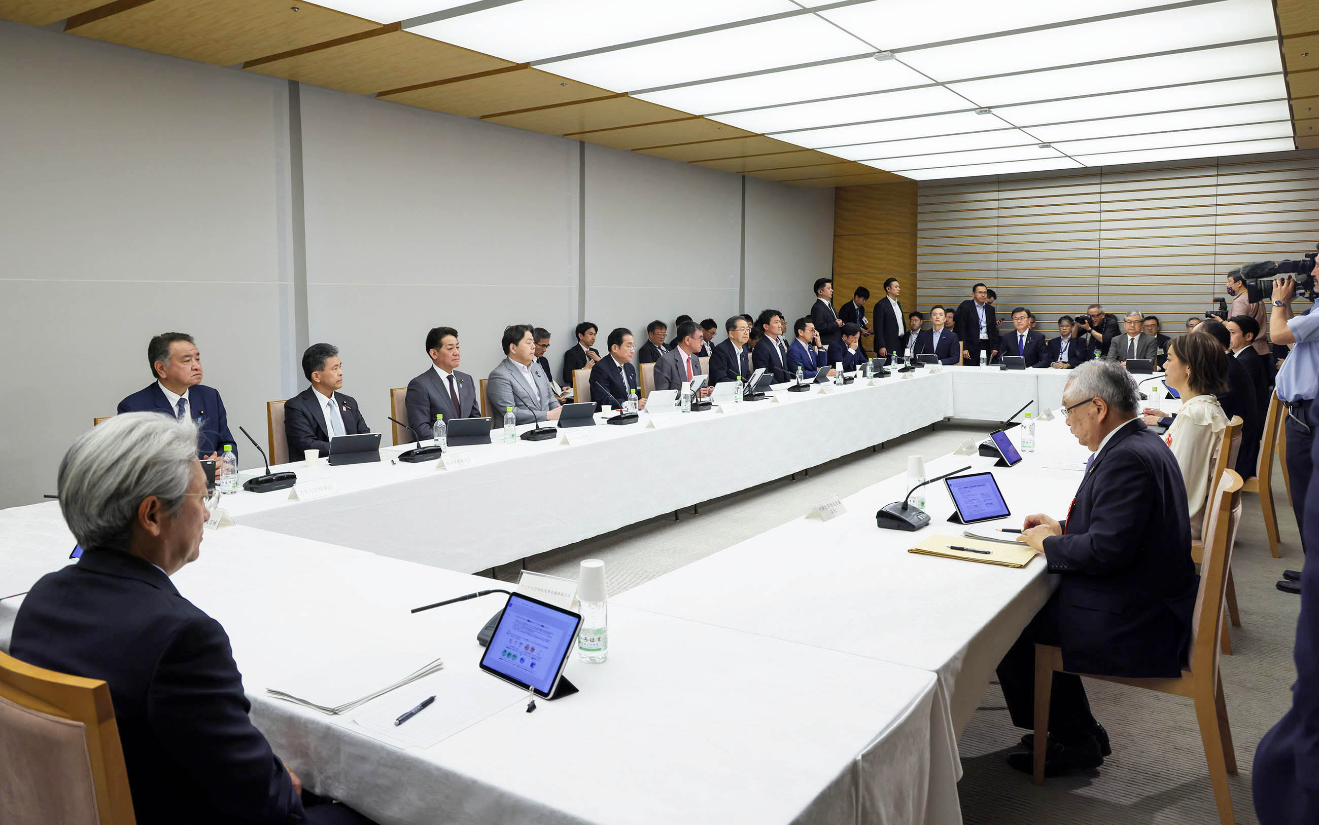 会議のまとめを行う岸田総理２