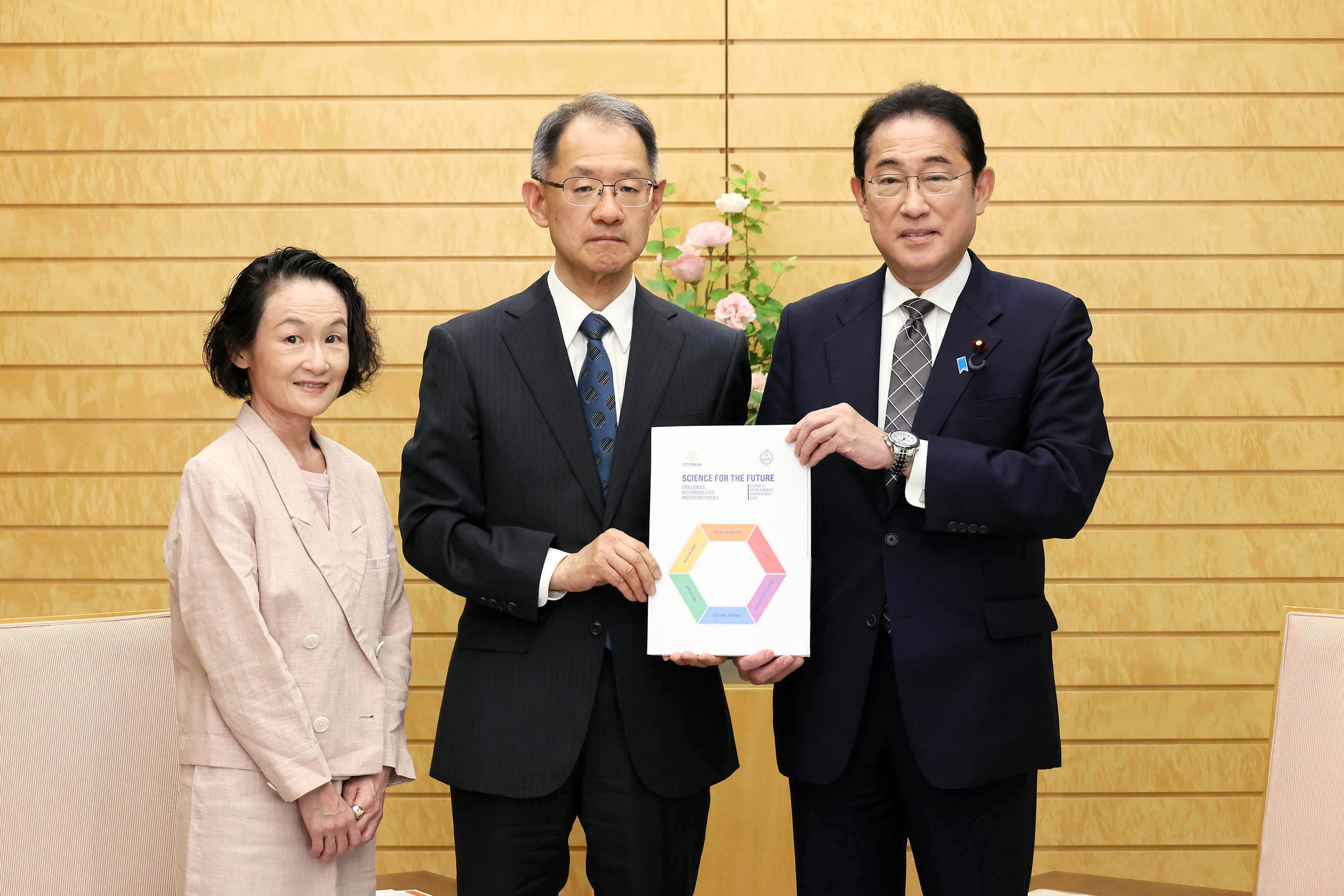 共同声明を受け取る岸田総理１