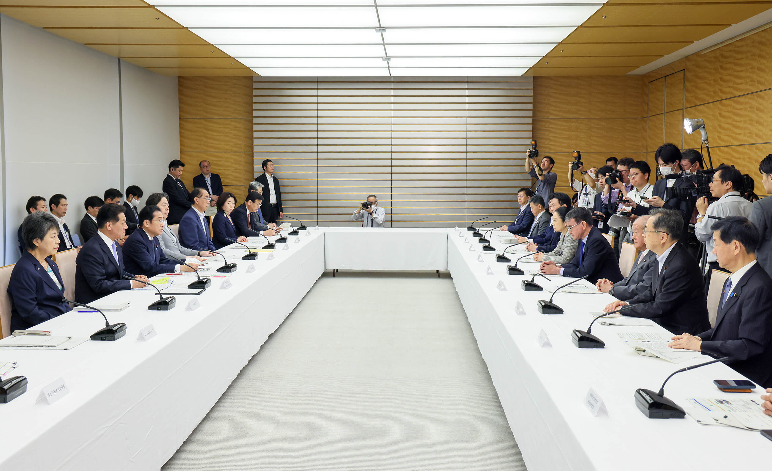 発言する岸田総理３