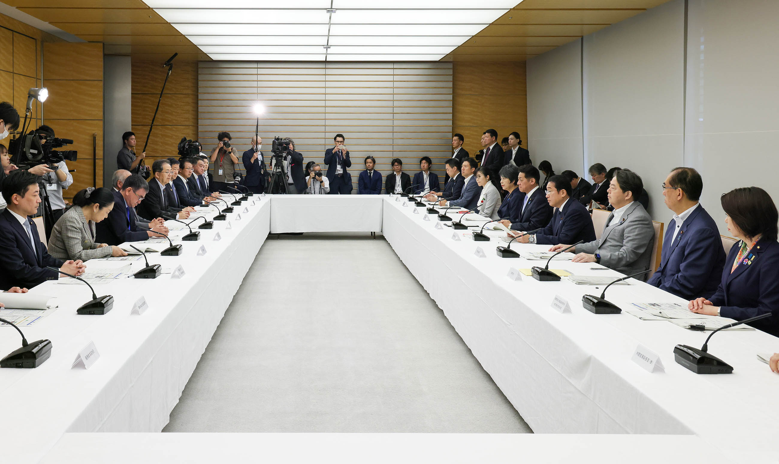 発言する岸田総理４