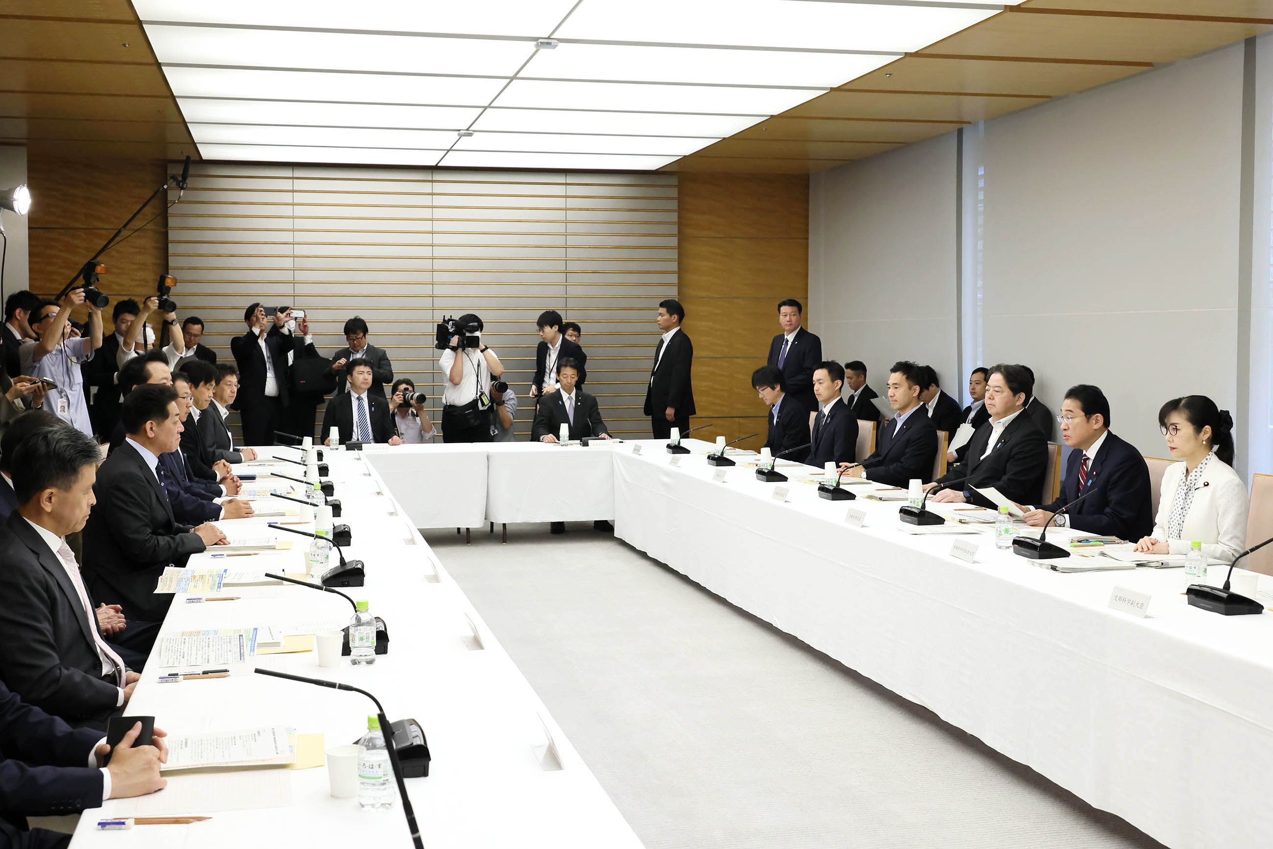 会議のまとめを行う岸田総理２