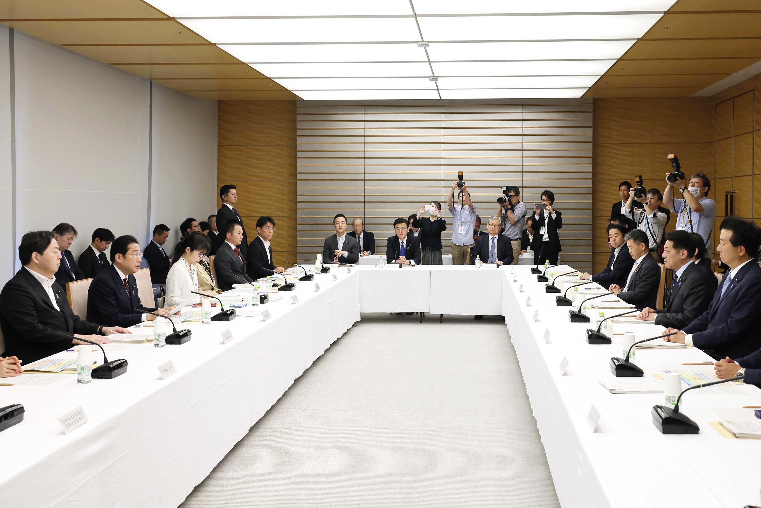 会議のまとめを行う岸田総理３