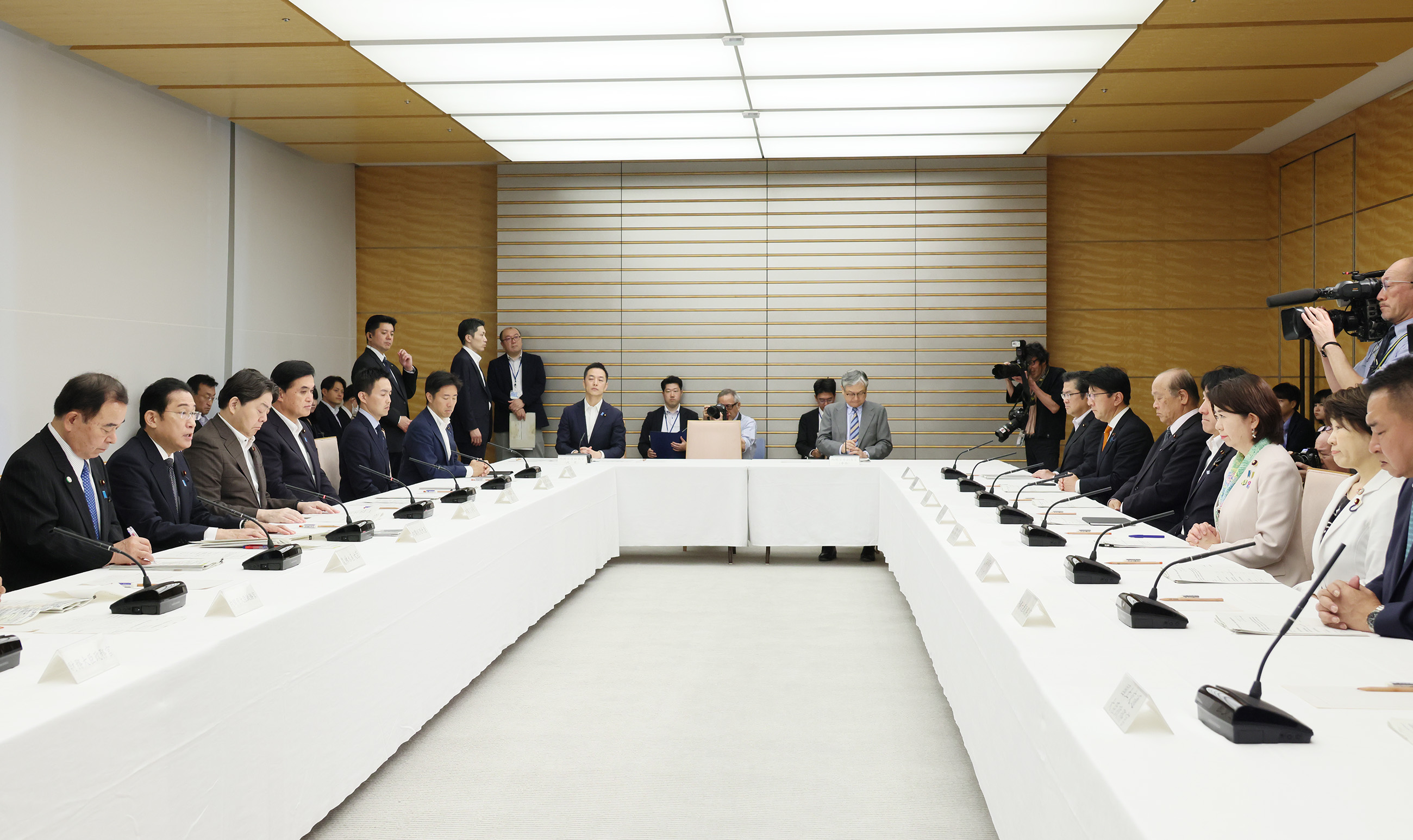会議のまとめを行う岸田総理４