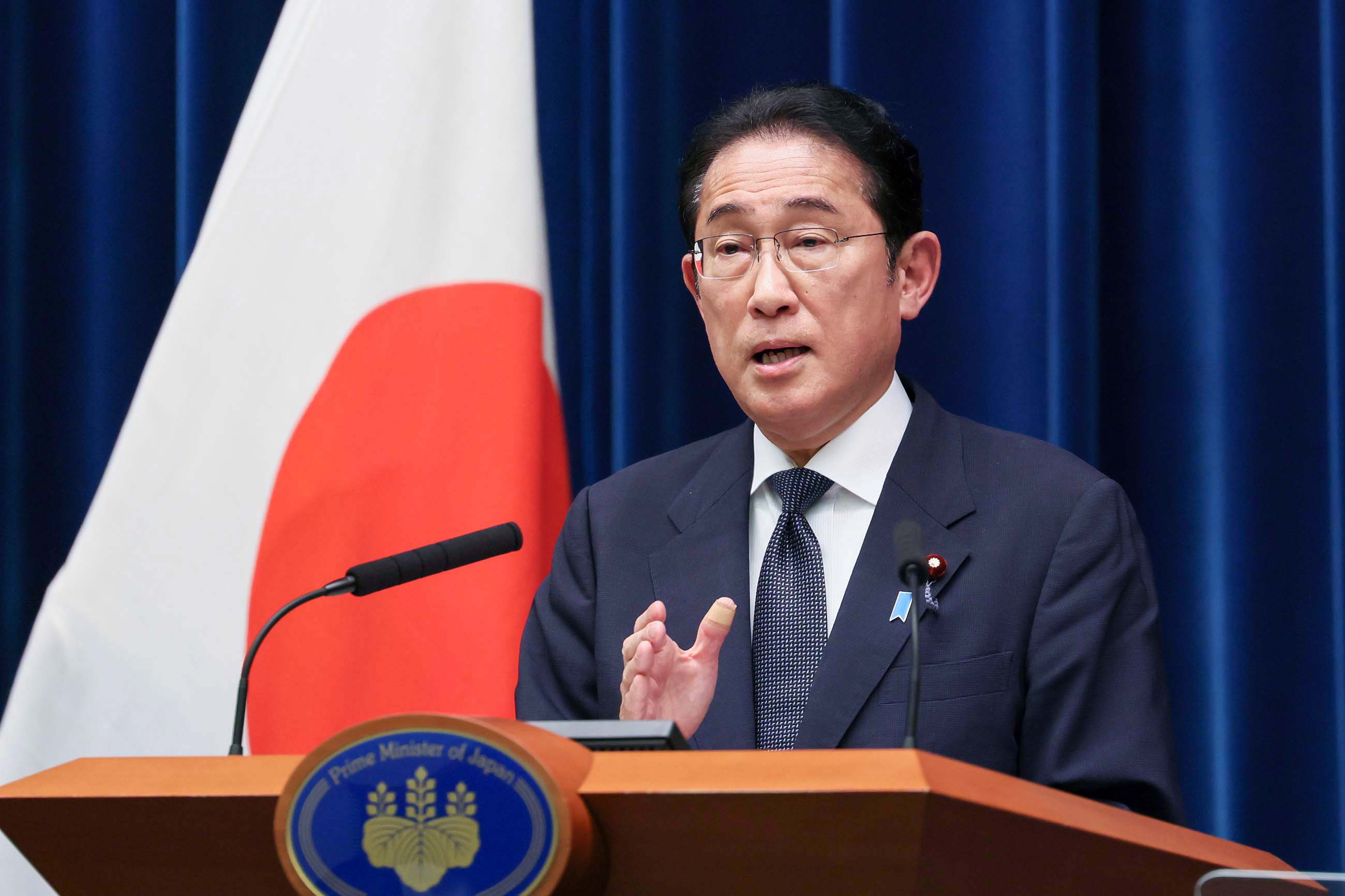 記者の質問に答える岸田総理４