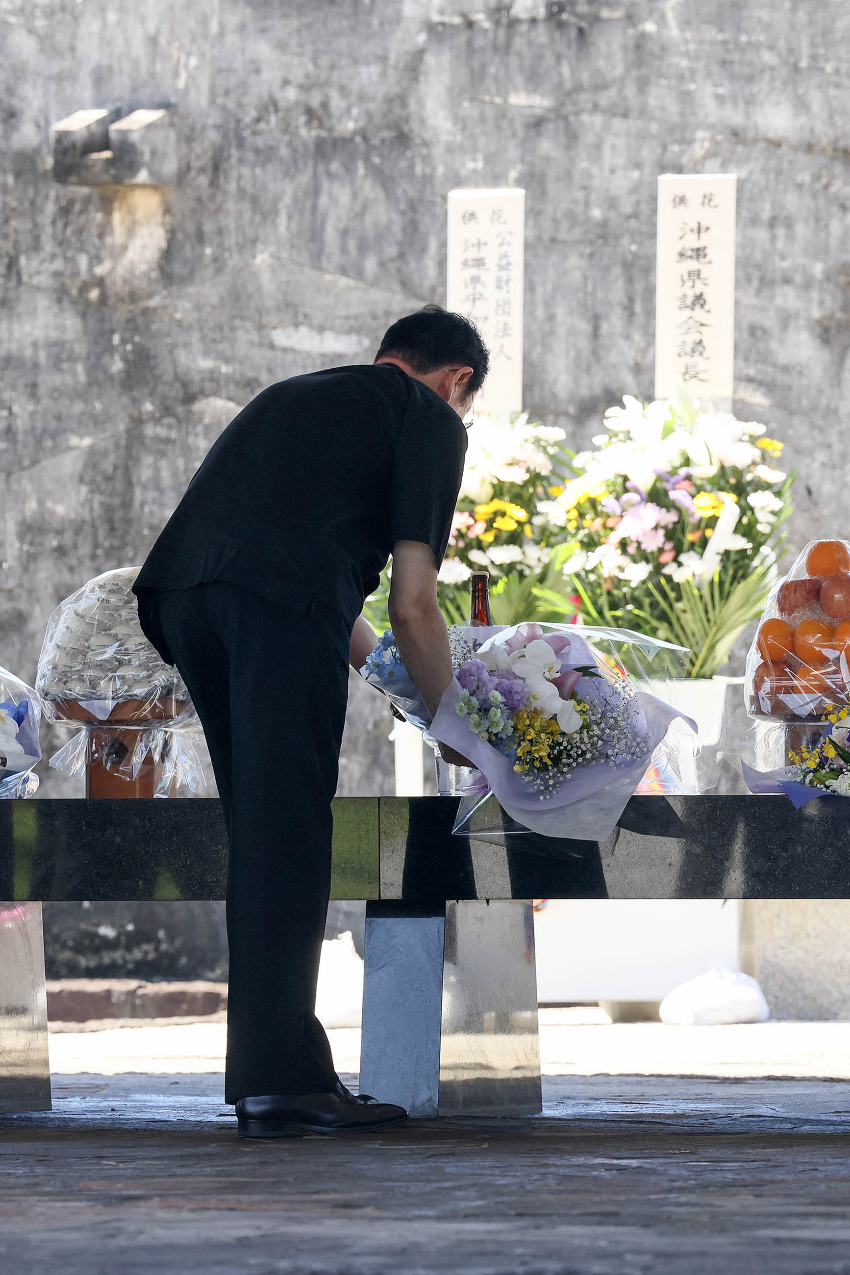 国立沖縄戦没者墓苑に献花する岸田総理
