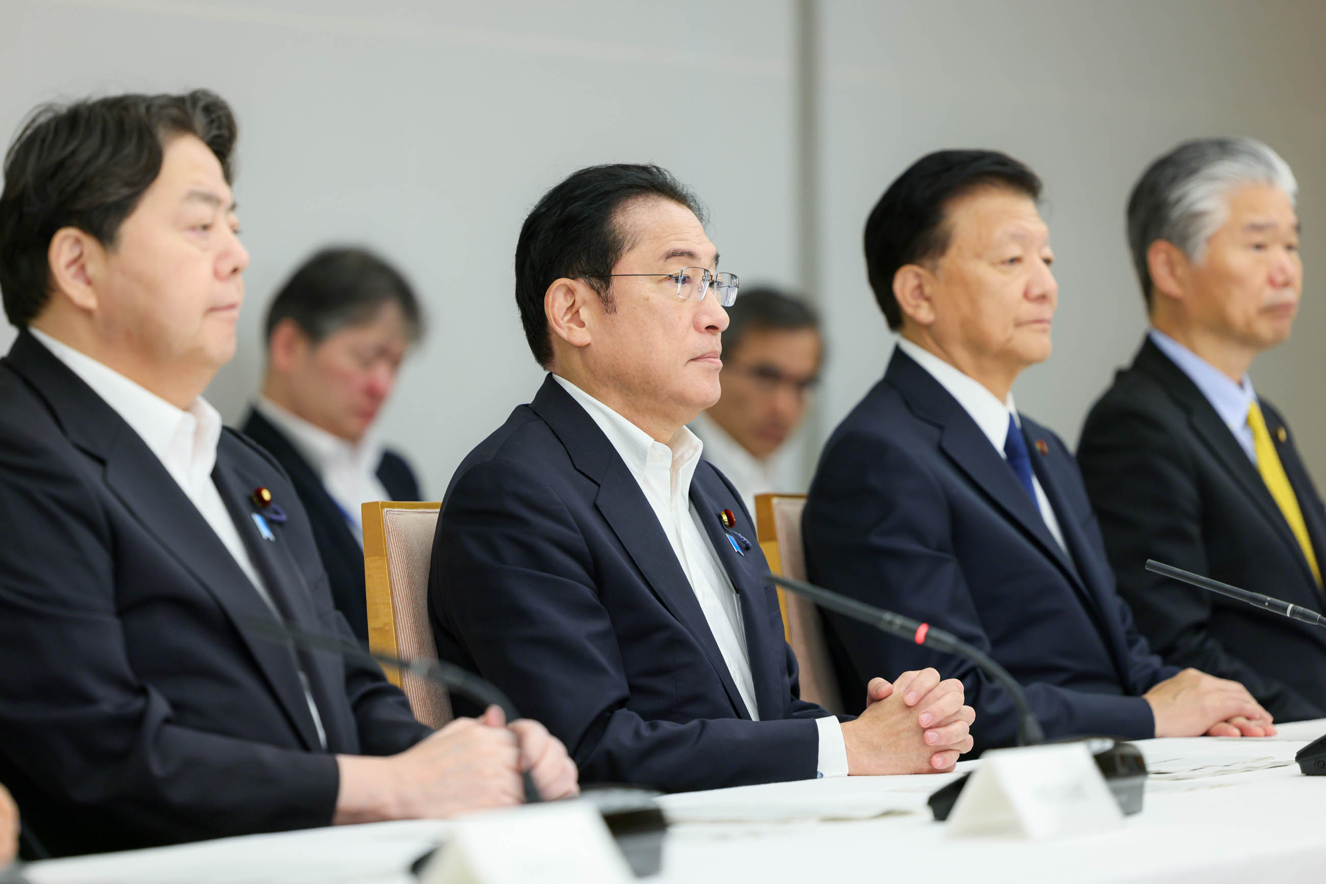 会議に臨む岸田総理１