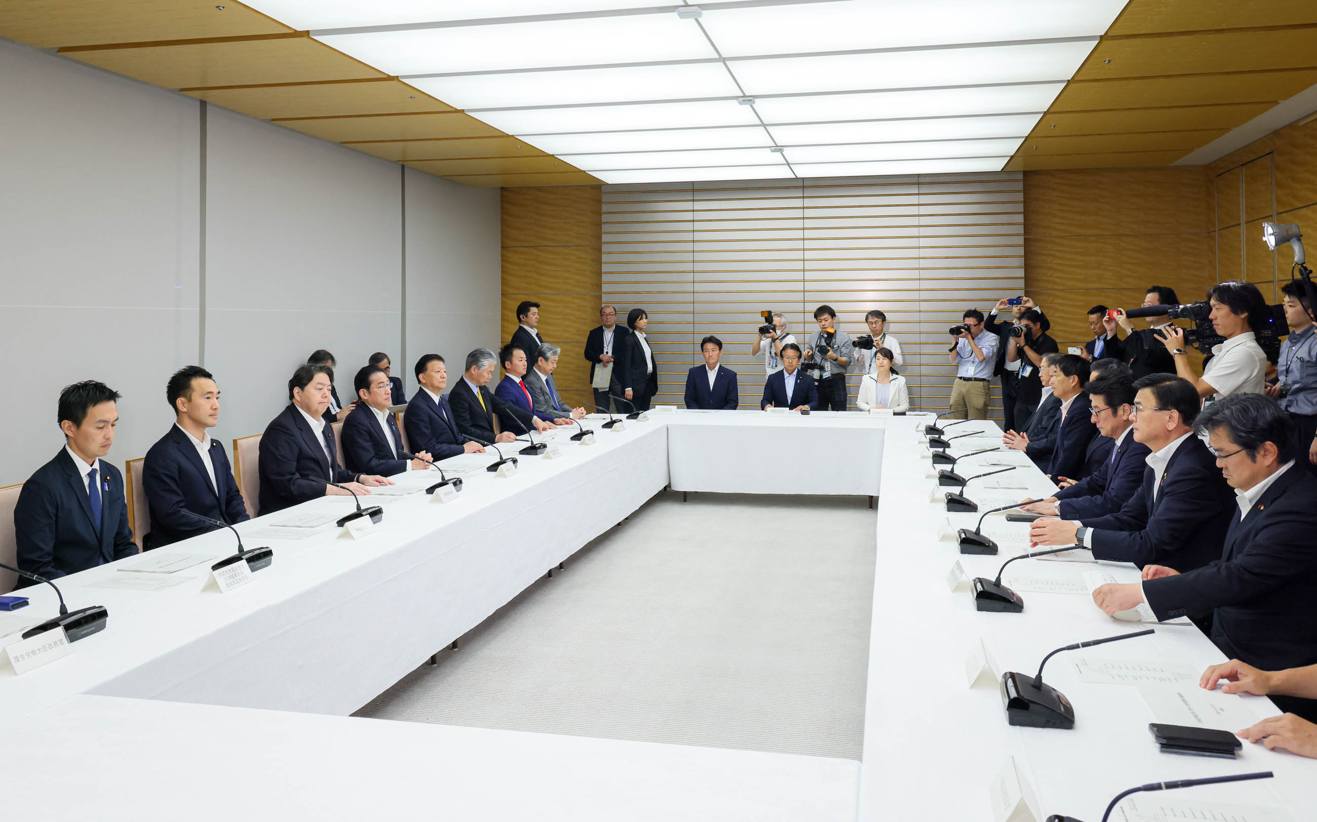 会議に臨む岸田総理２