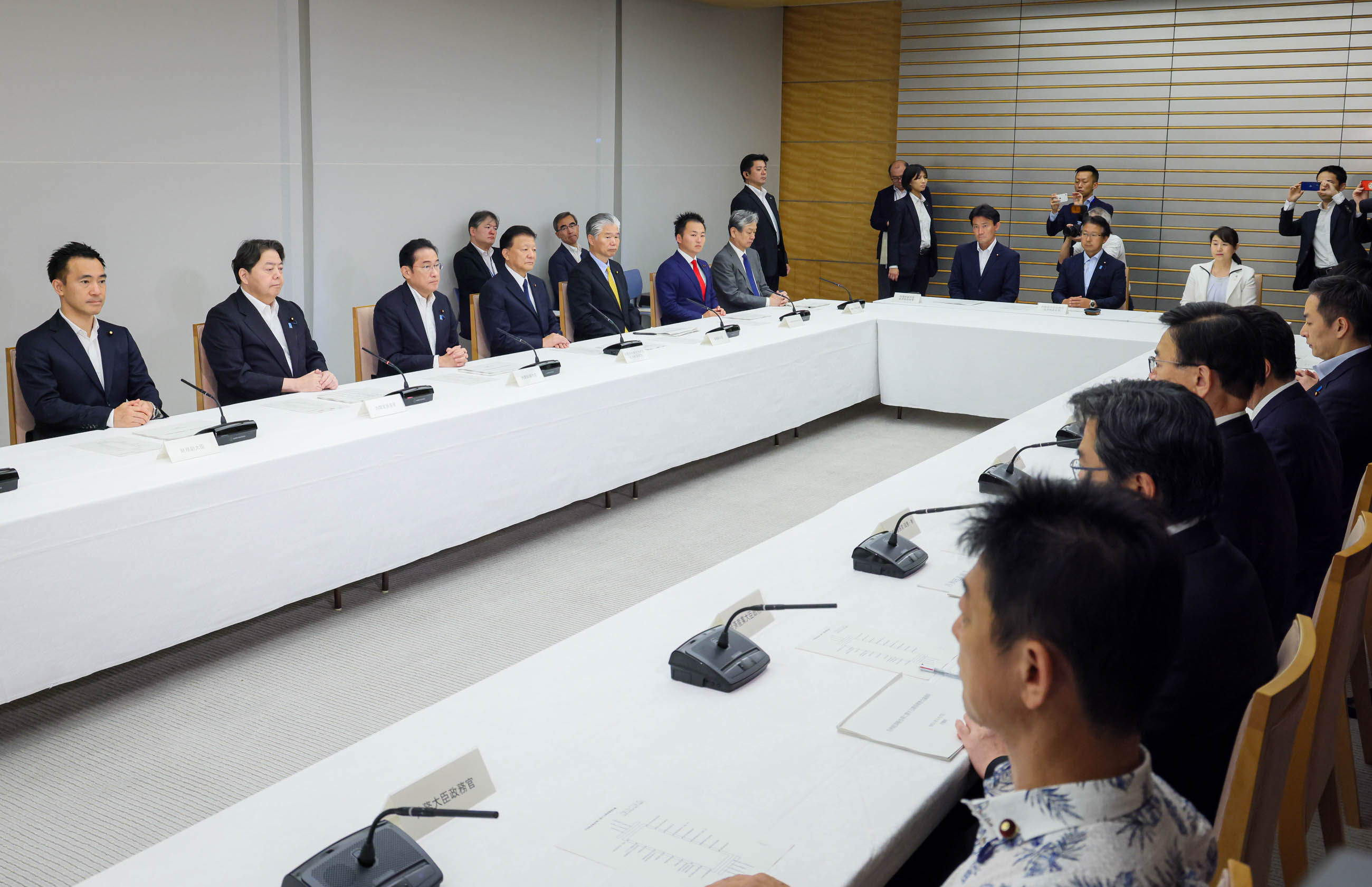 会議に臨む岸田総理３