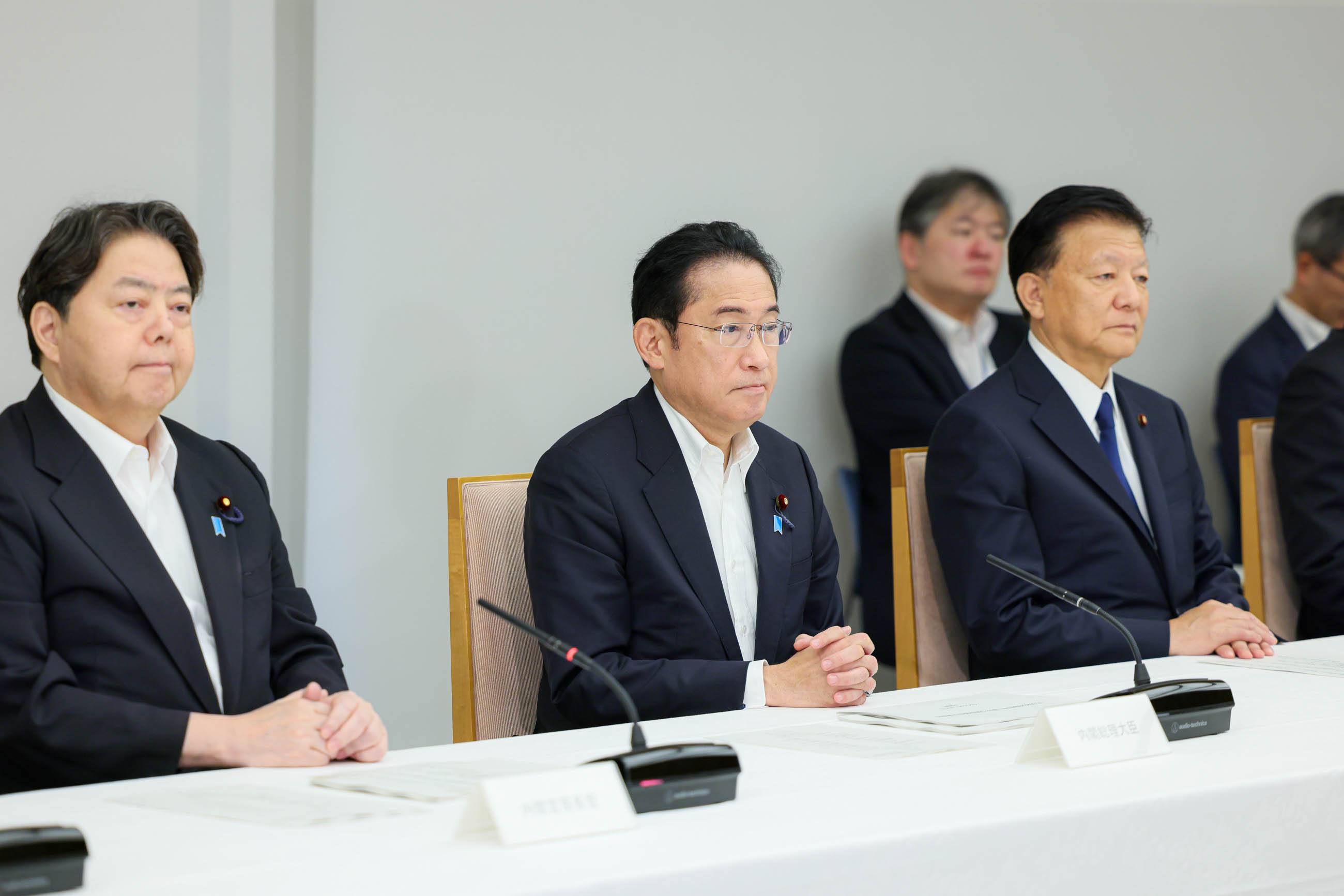 会議に臨む岸田総理４