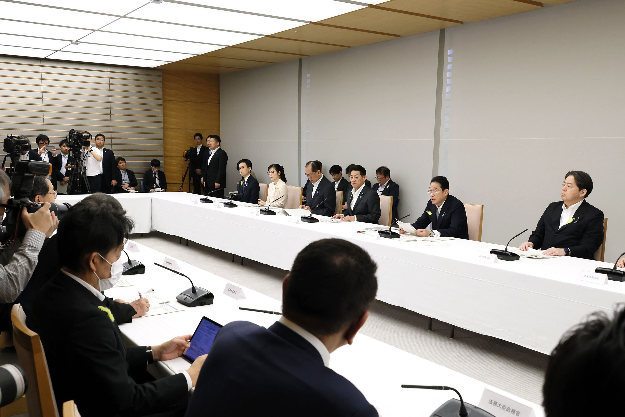 発言する岸田総理４