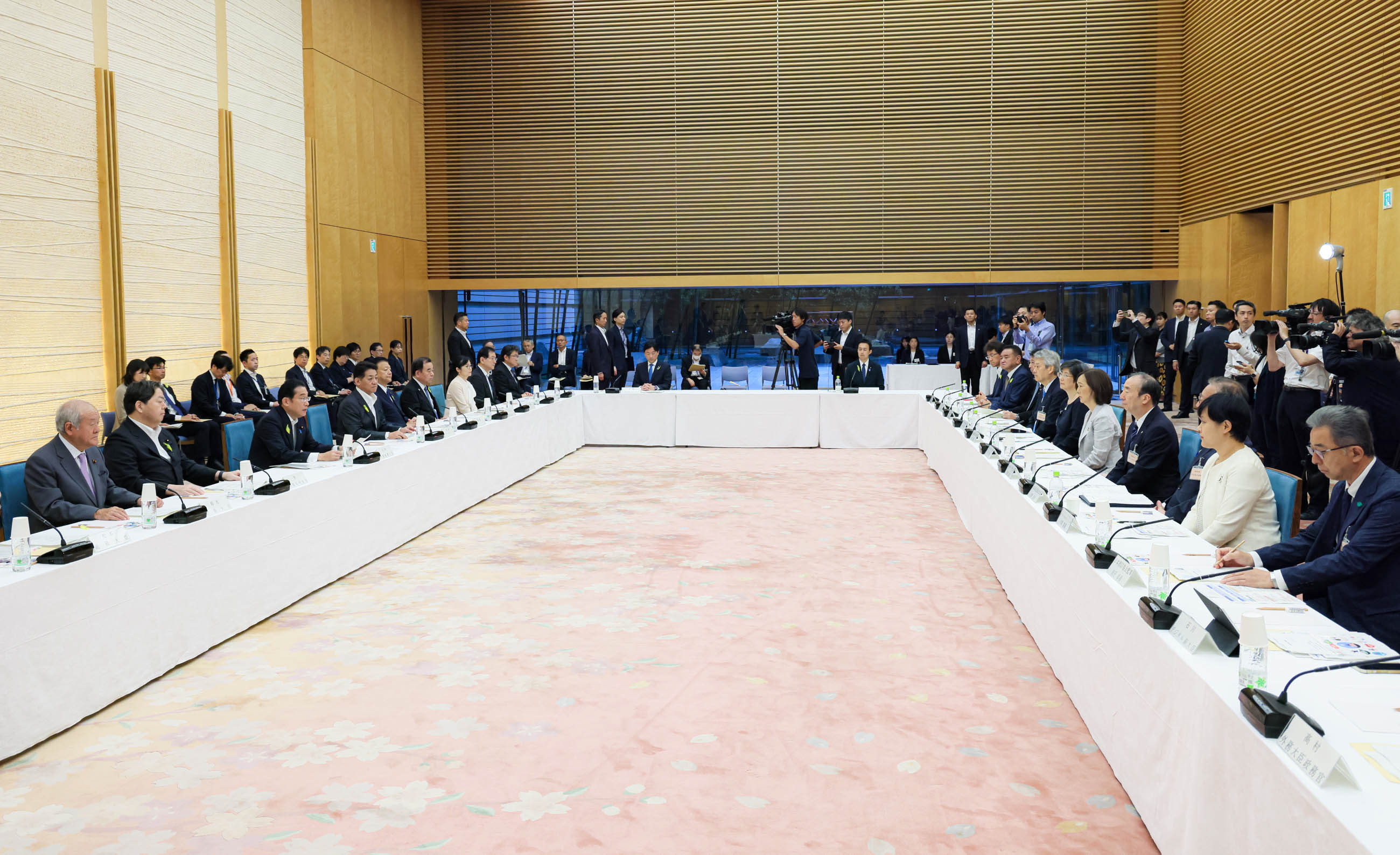 会議のまとめを行う岸田総理２