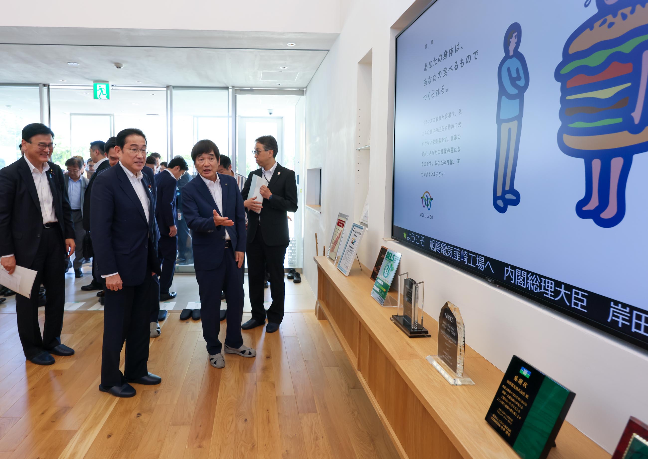 電子部品を製造する企業を視察する岸田総理１