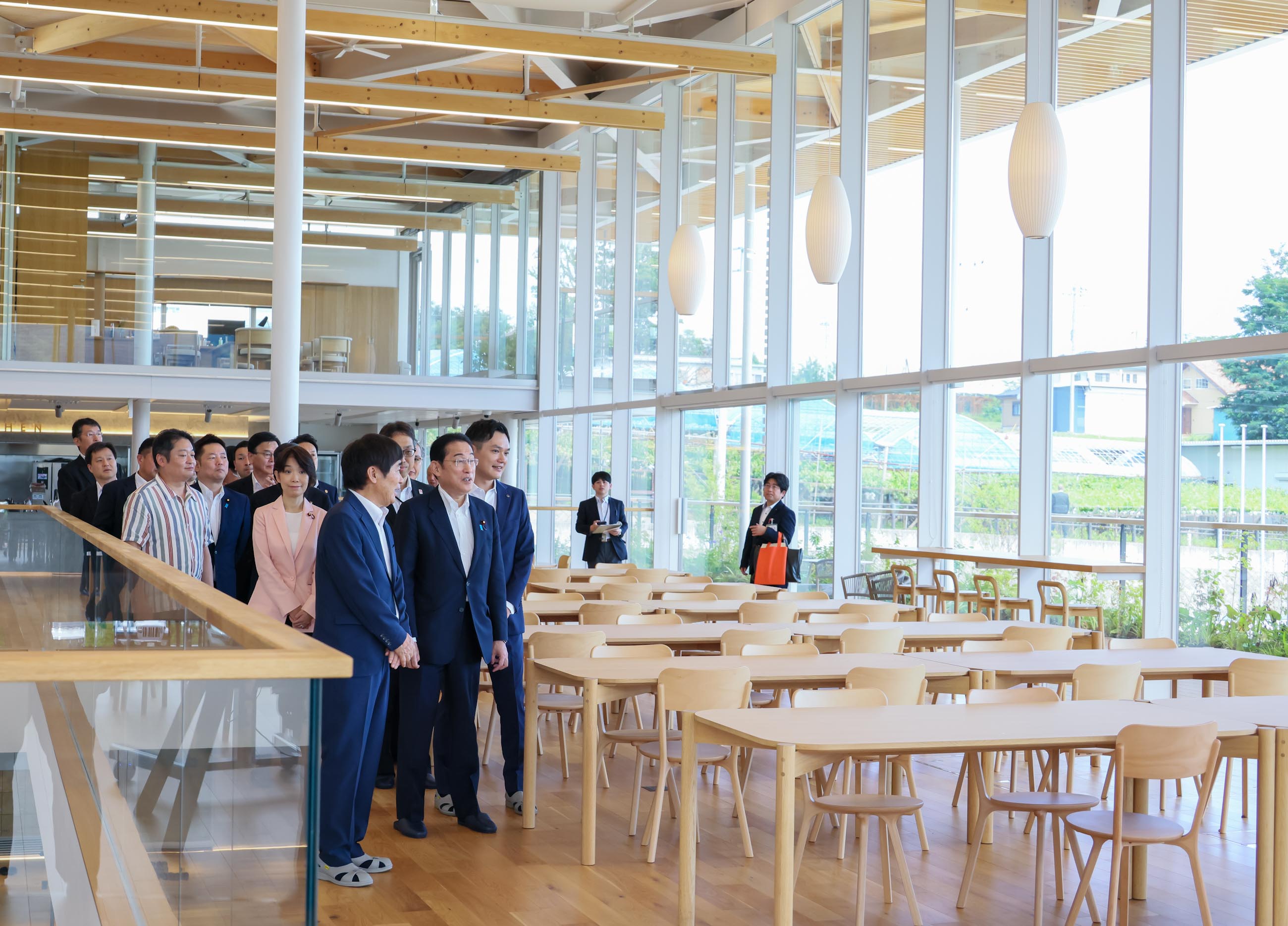 電子部品を製造する企業を視察する岸田総理２