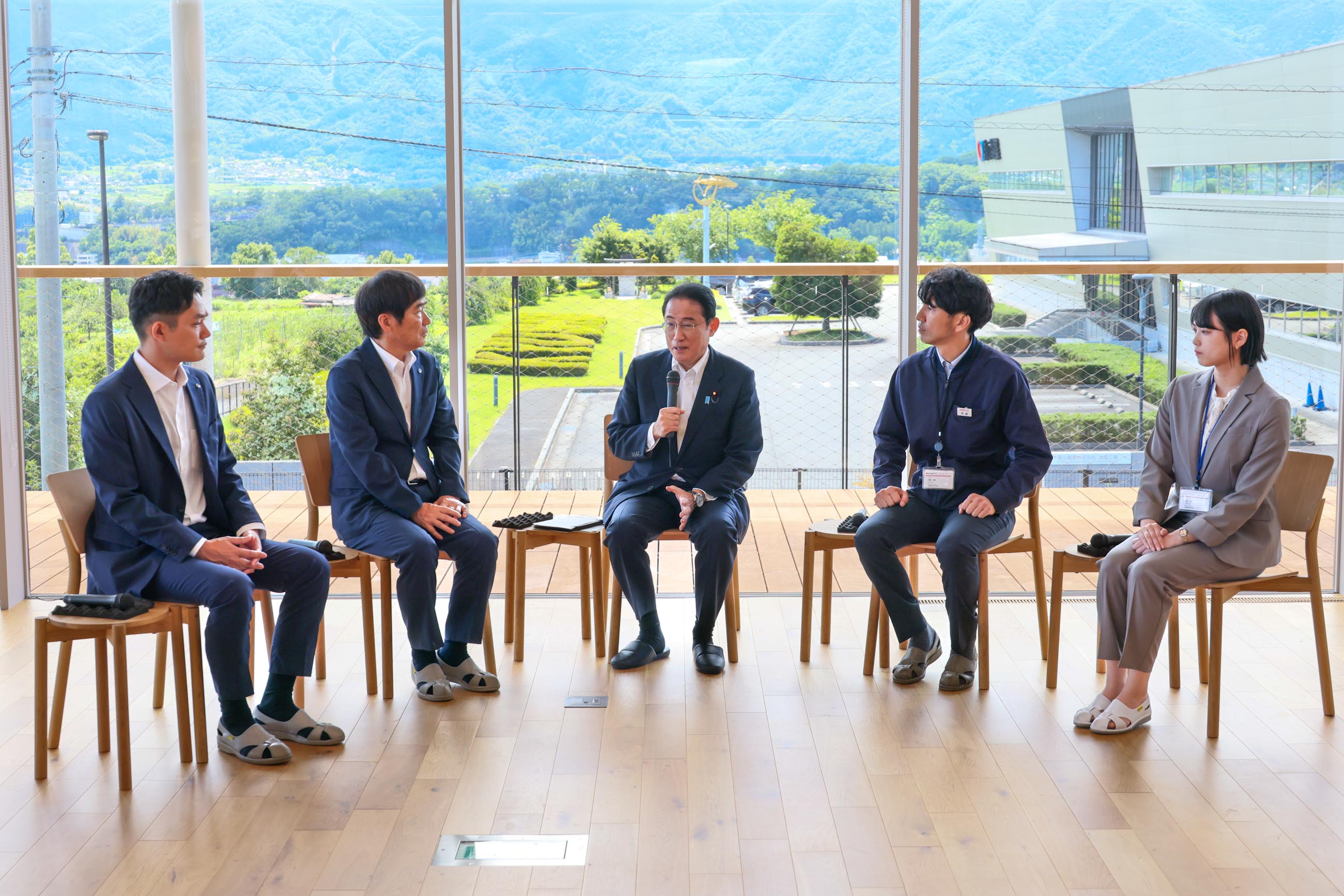 意見交換する岸田総理１