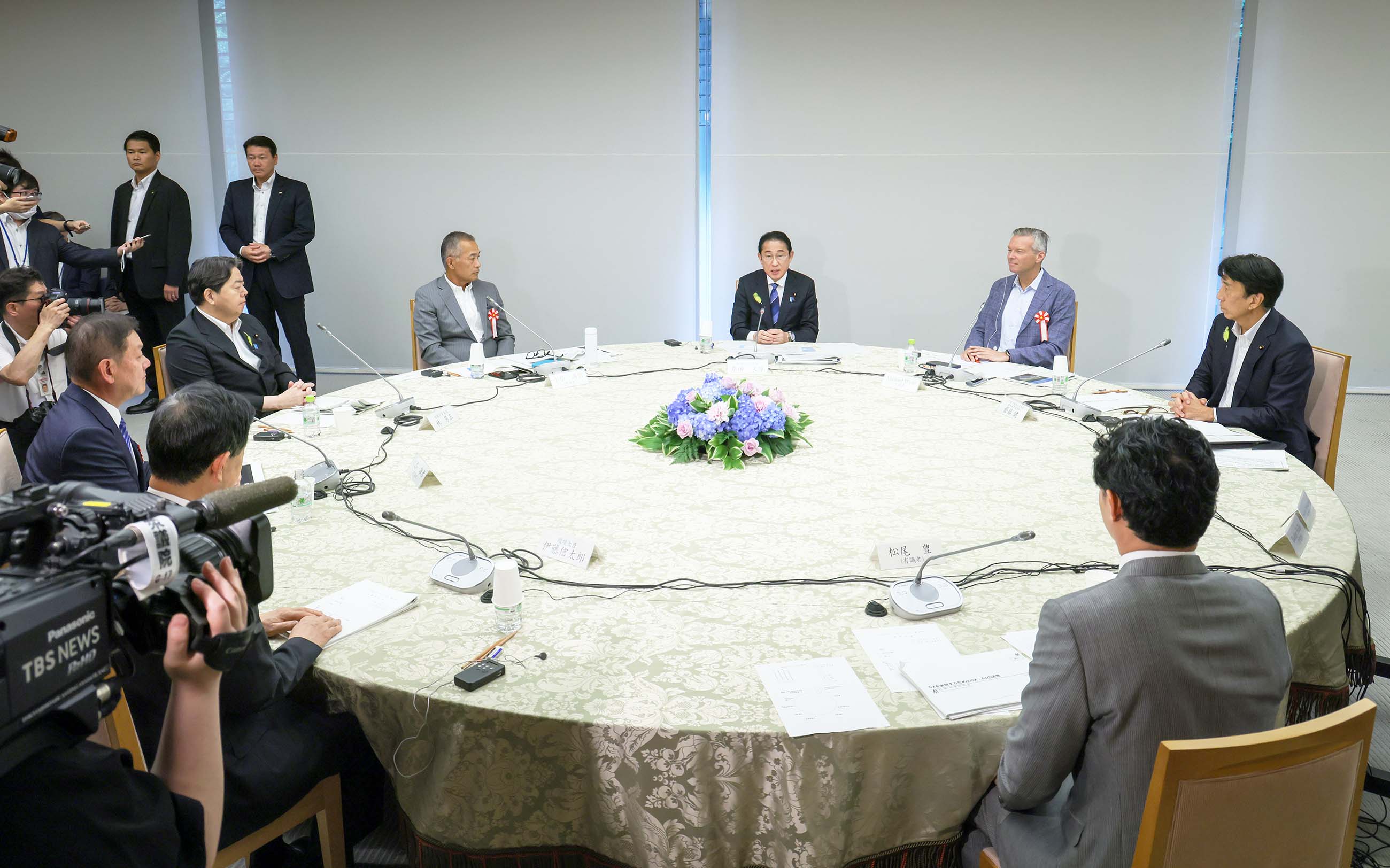 意見交換を行う岸田総理１