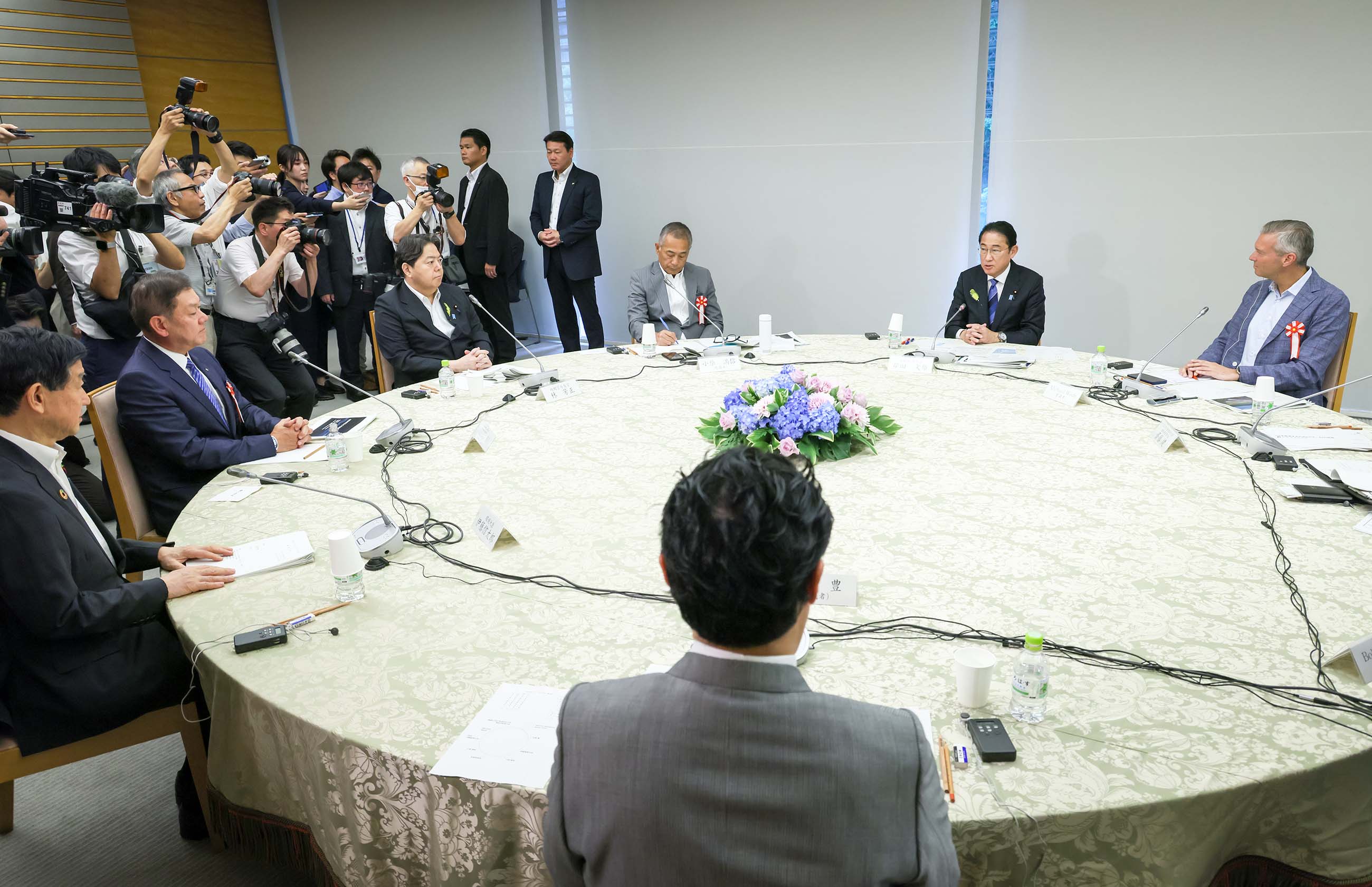 意見交換を行う岸田総理２