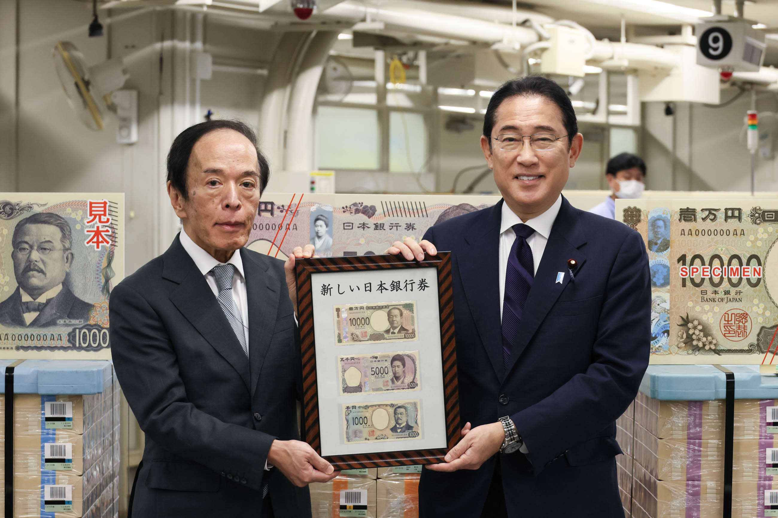 視察する岸田総理４