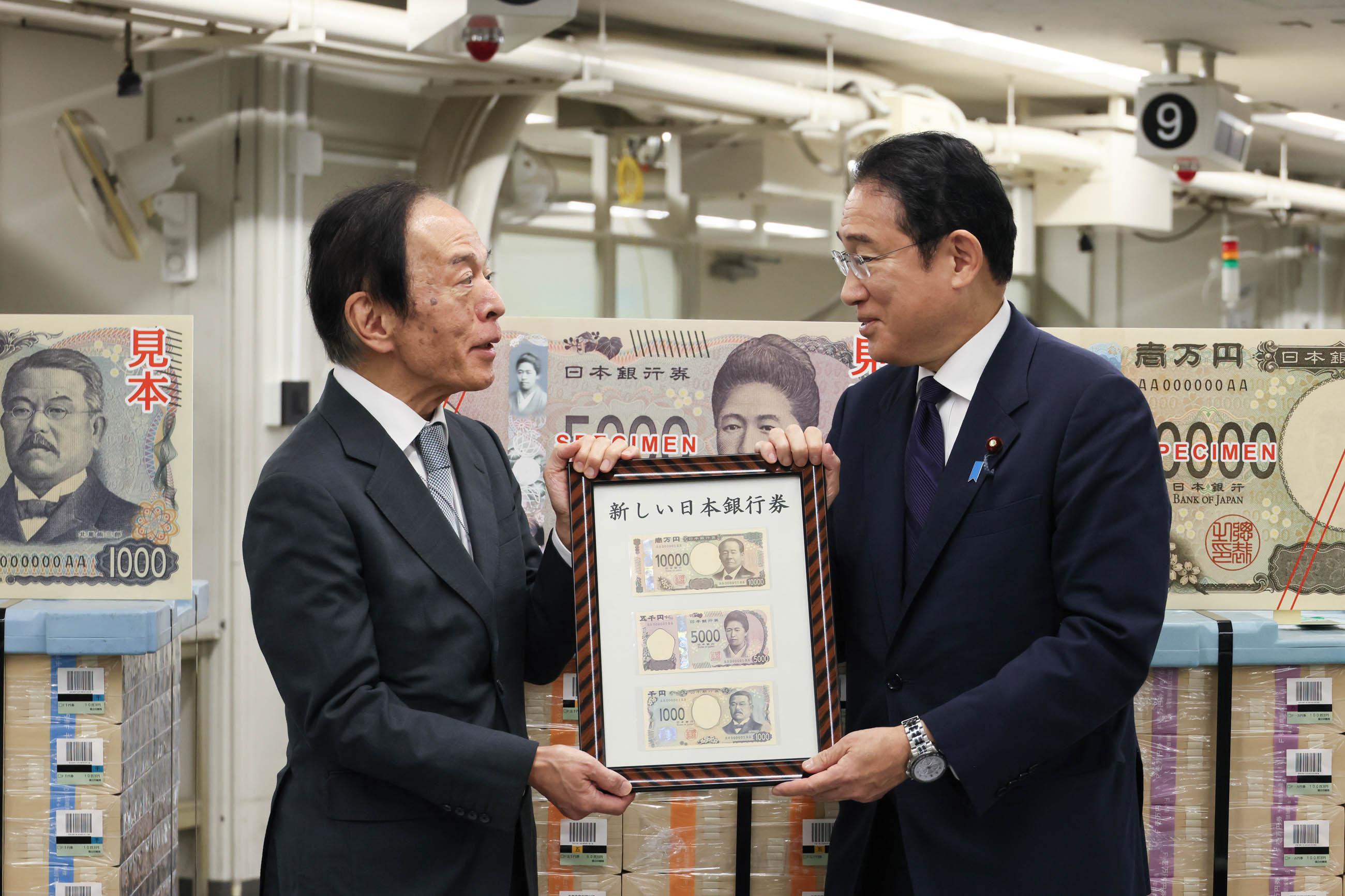 視察する岸田総理５