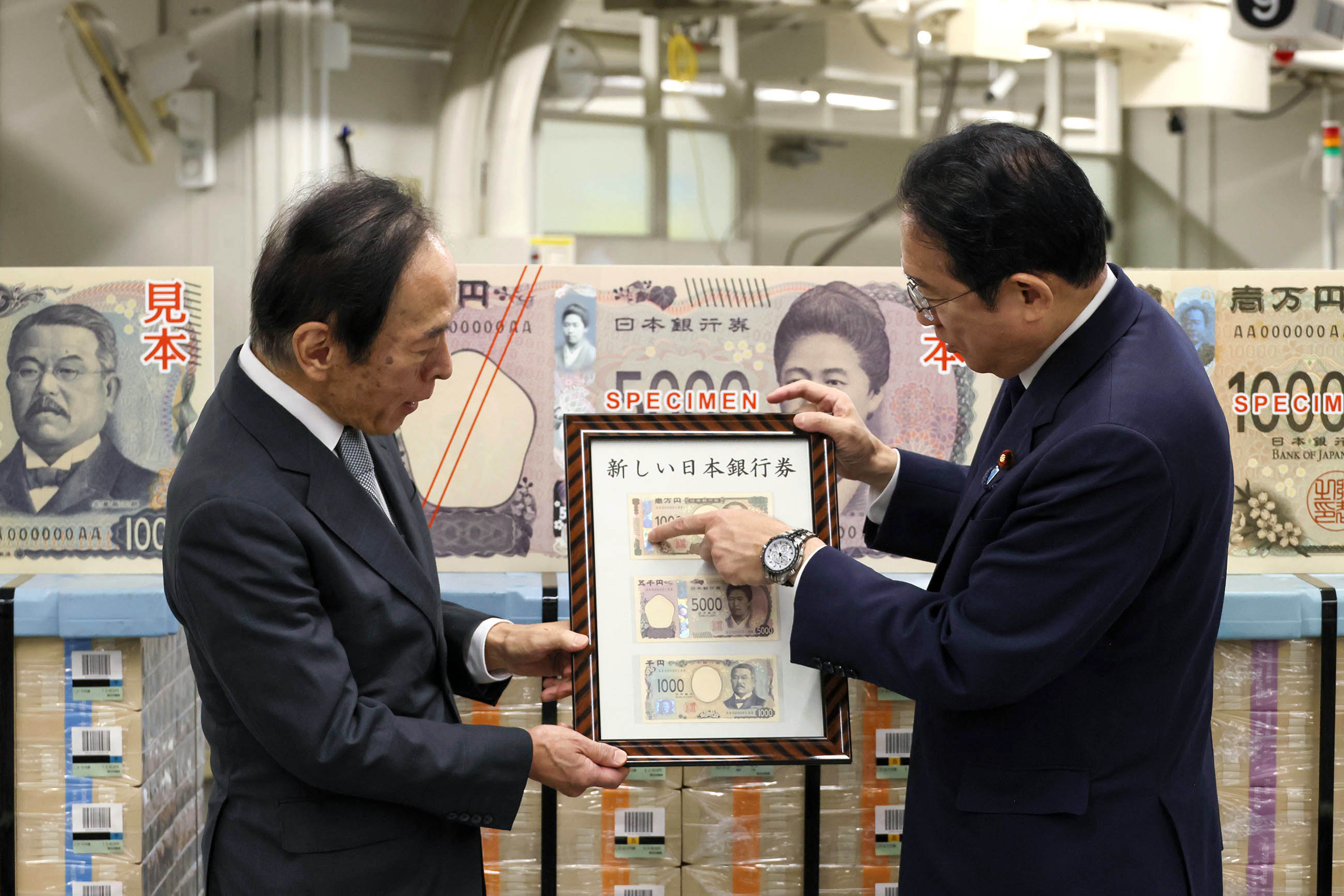 視察する岸田総理６