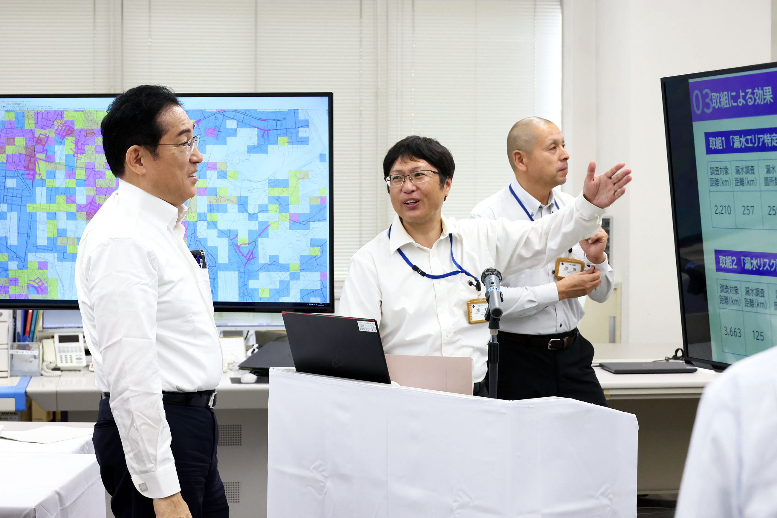 上水運用センターを視察する岸田総理１