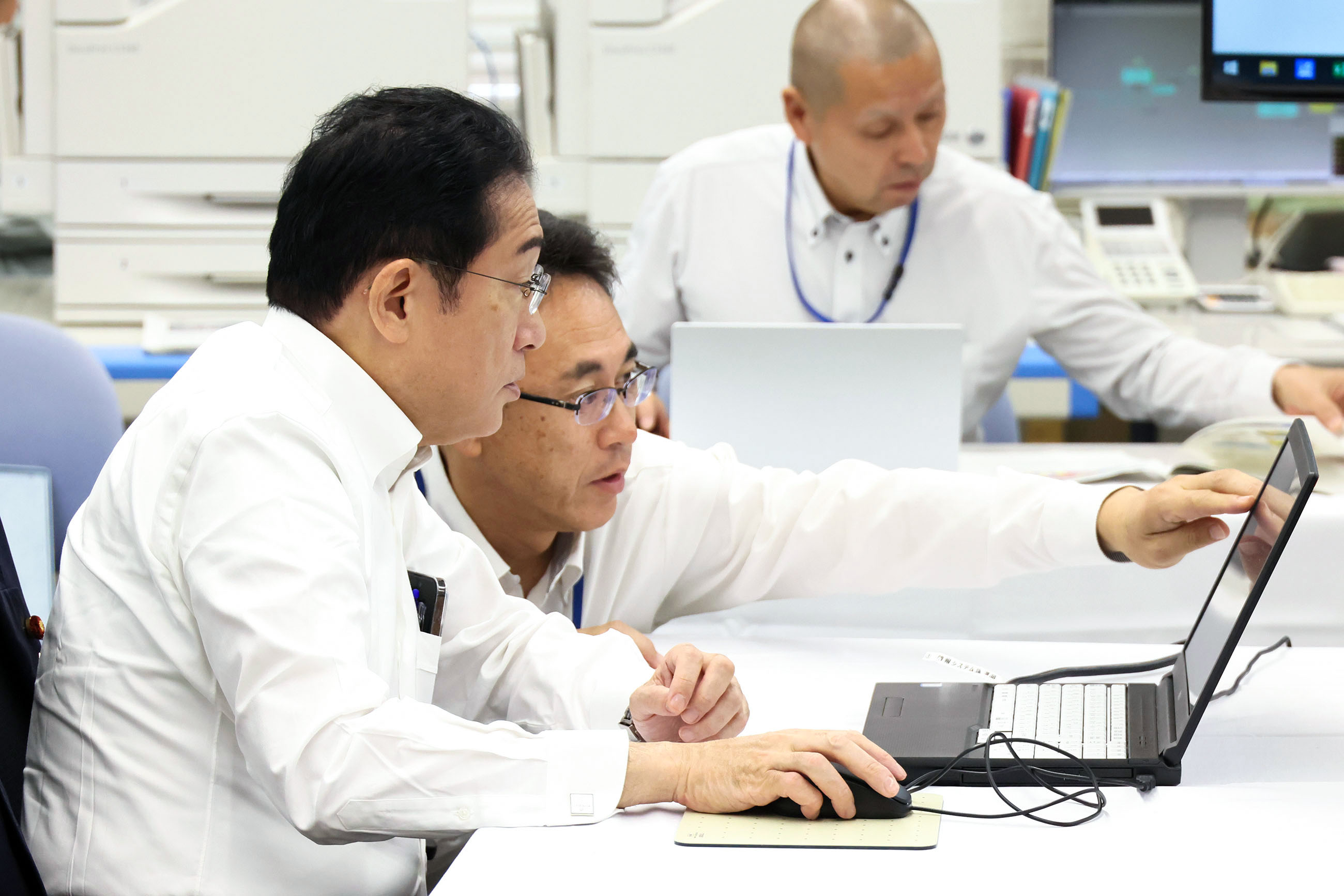 上水運用センターを視察する岸田総理３