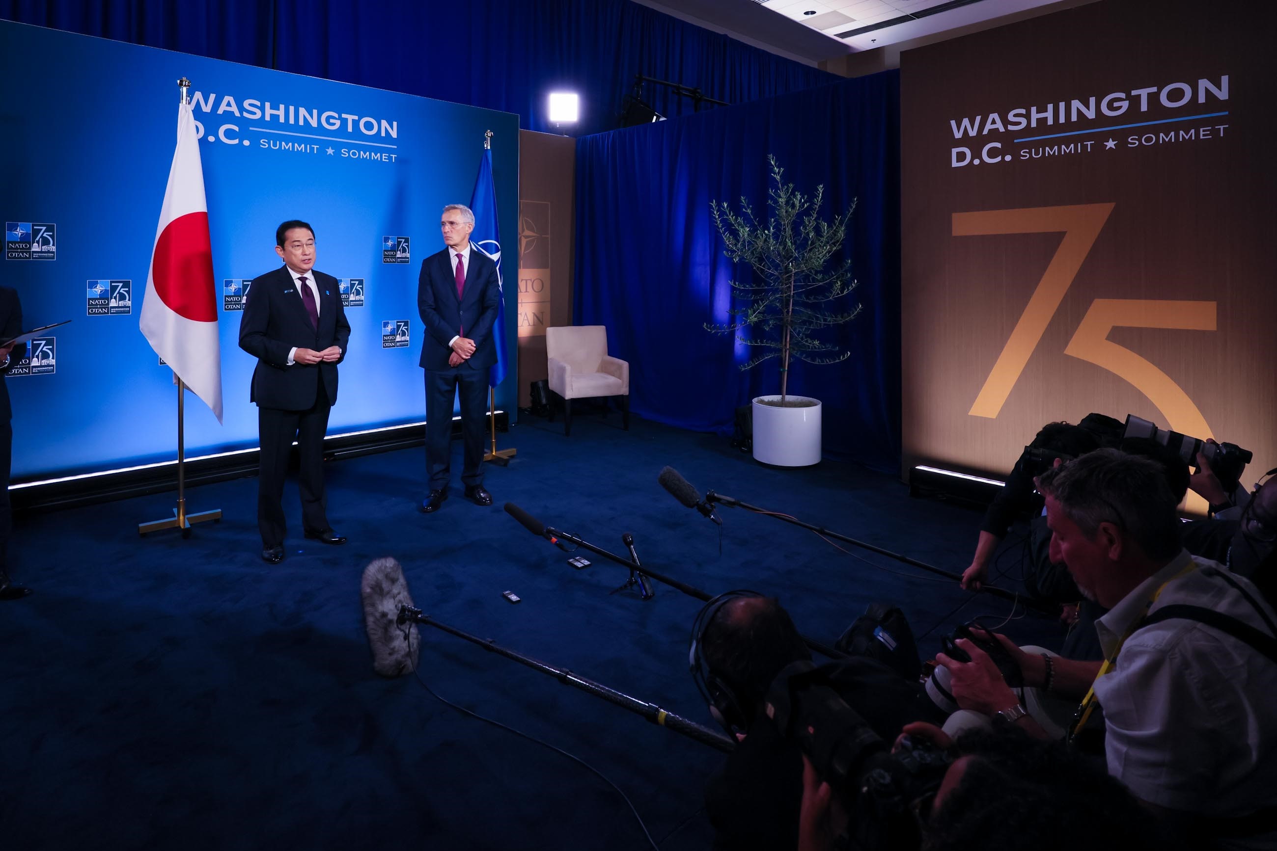 ストルテンベルグ・ＮＡＴＯ事務総長と共同記者発表する岸田総理１