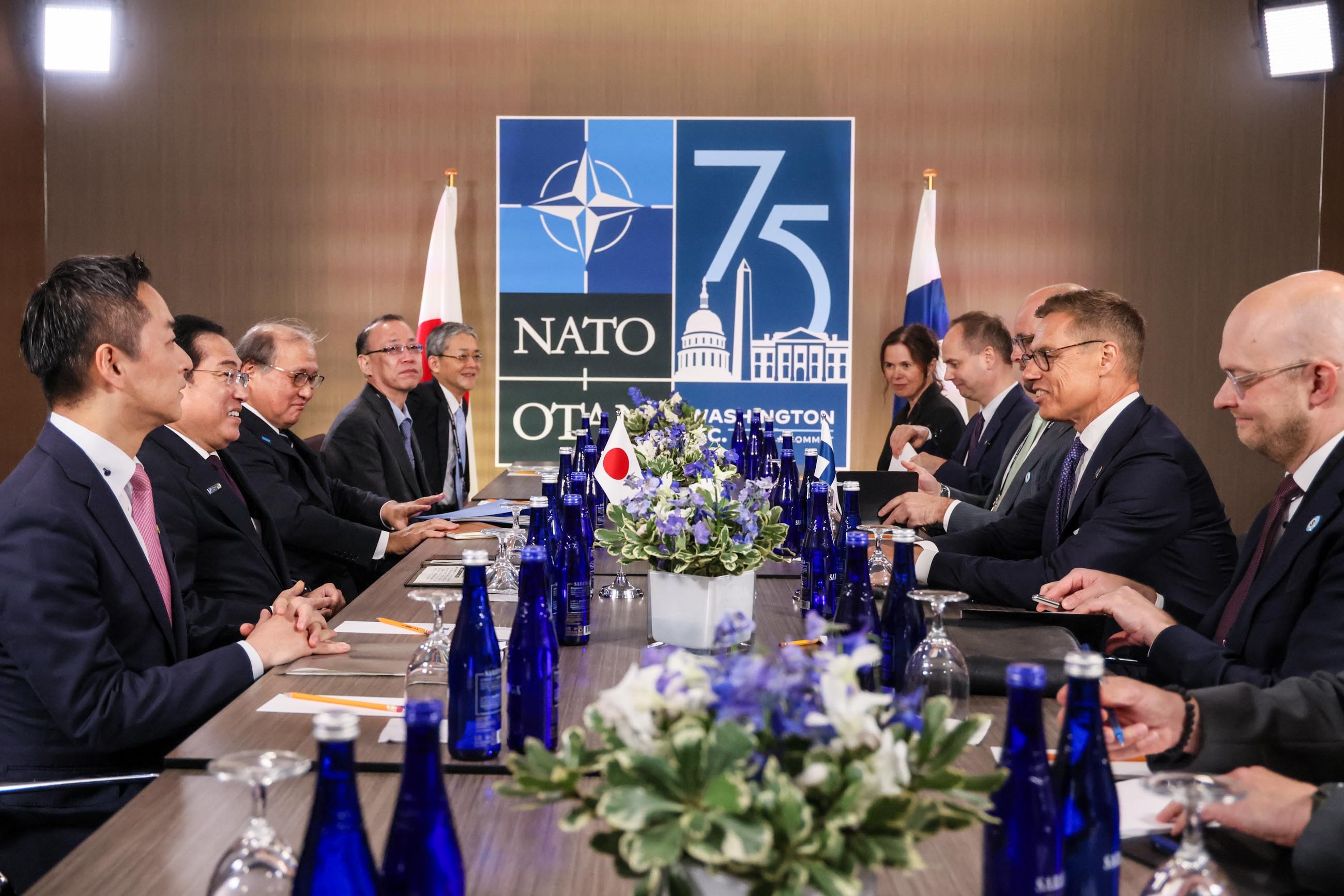 ストゥッブ・フィンランド大統領と会談する岸田総理２