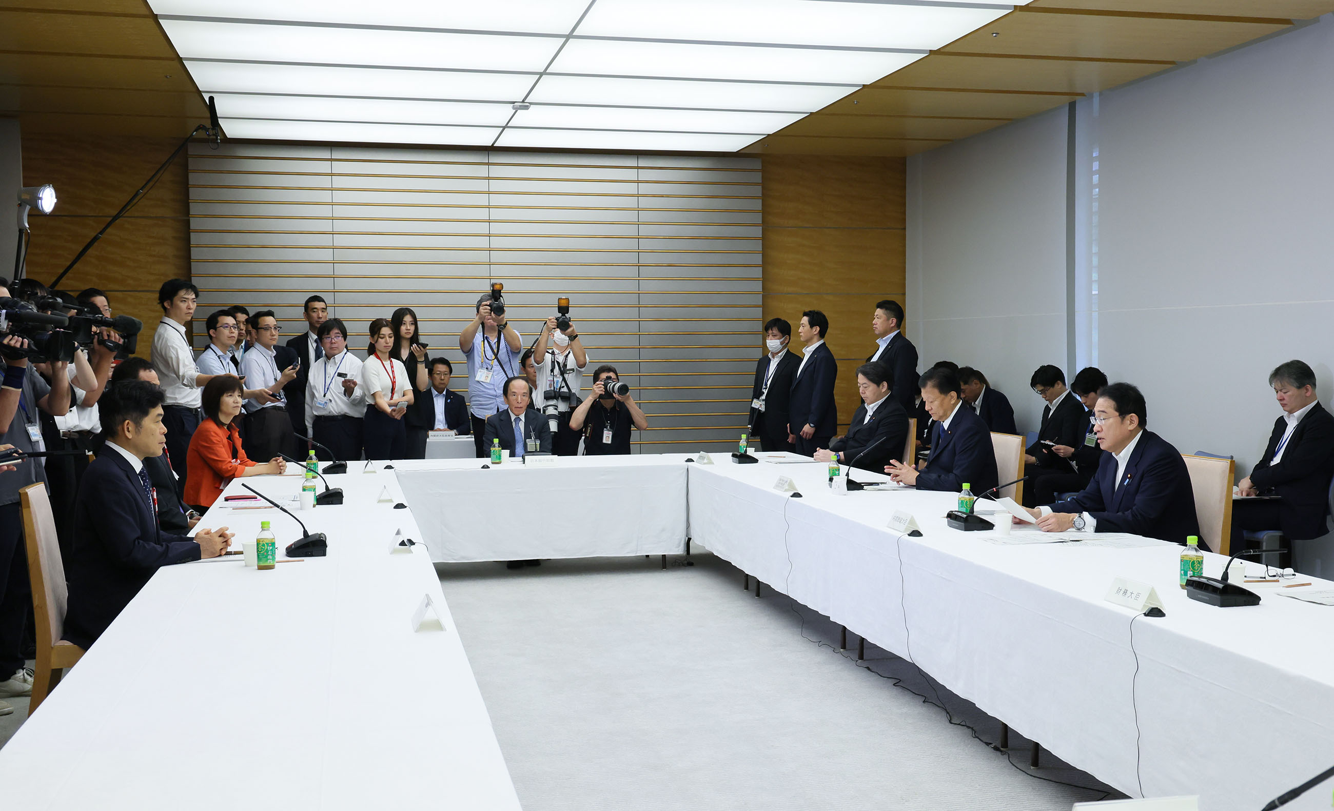 会議のまとめを行う岸田総理２