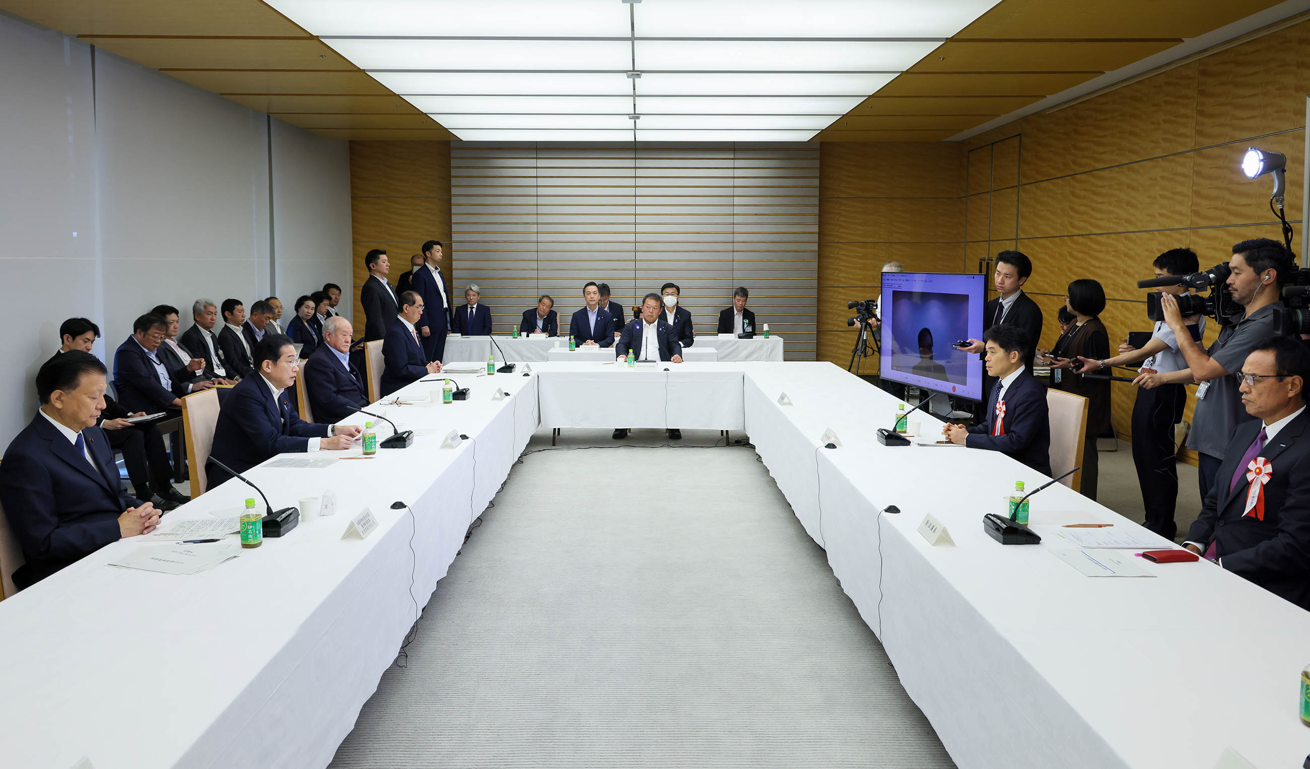 会議のまとめを行う岸田総理３