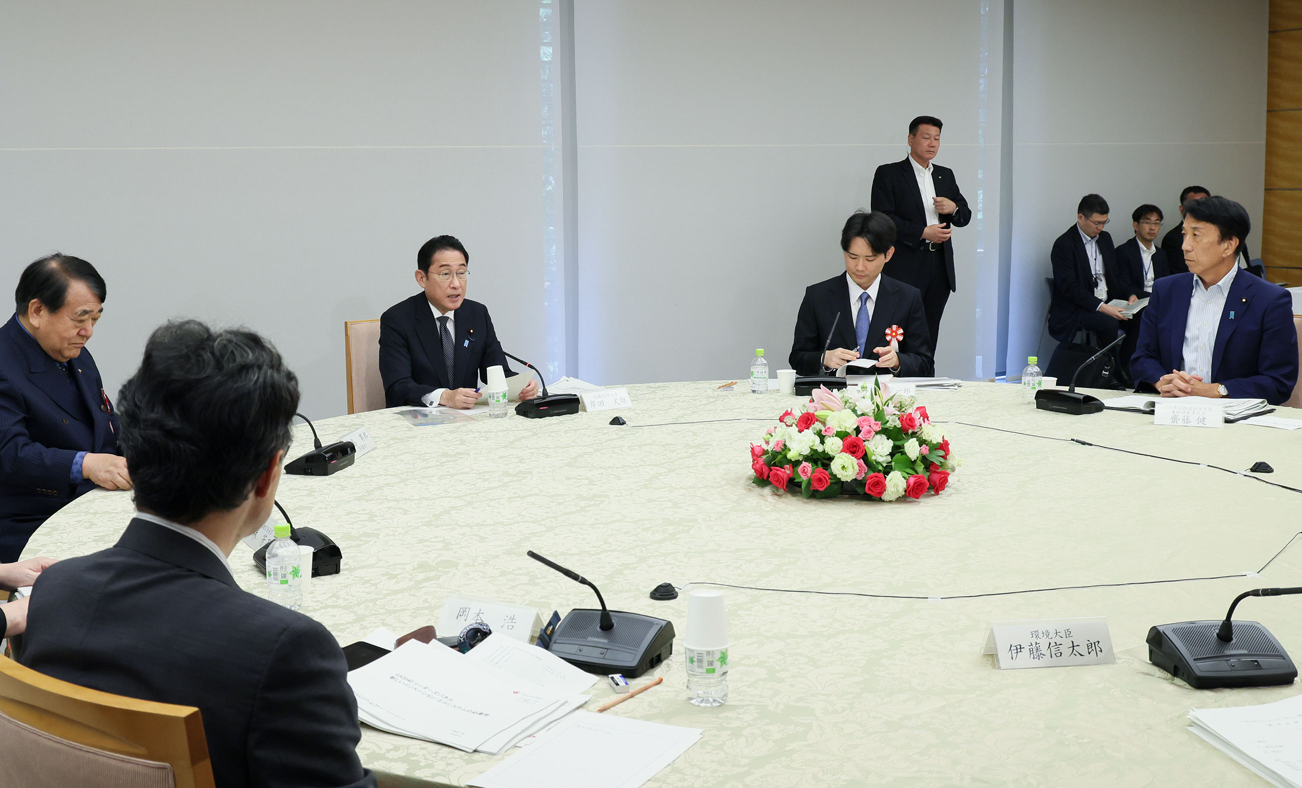 意見交換を行う岸田総理１