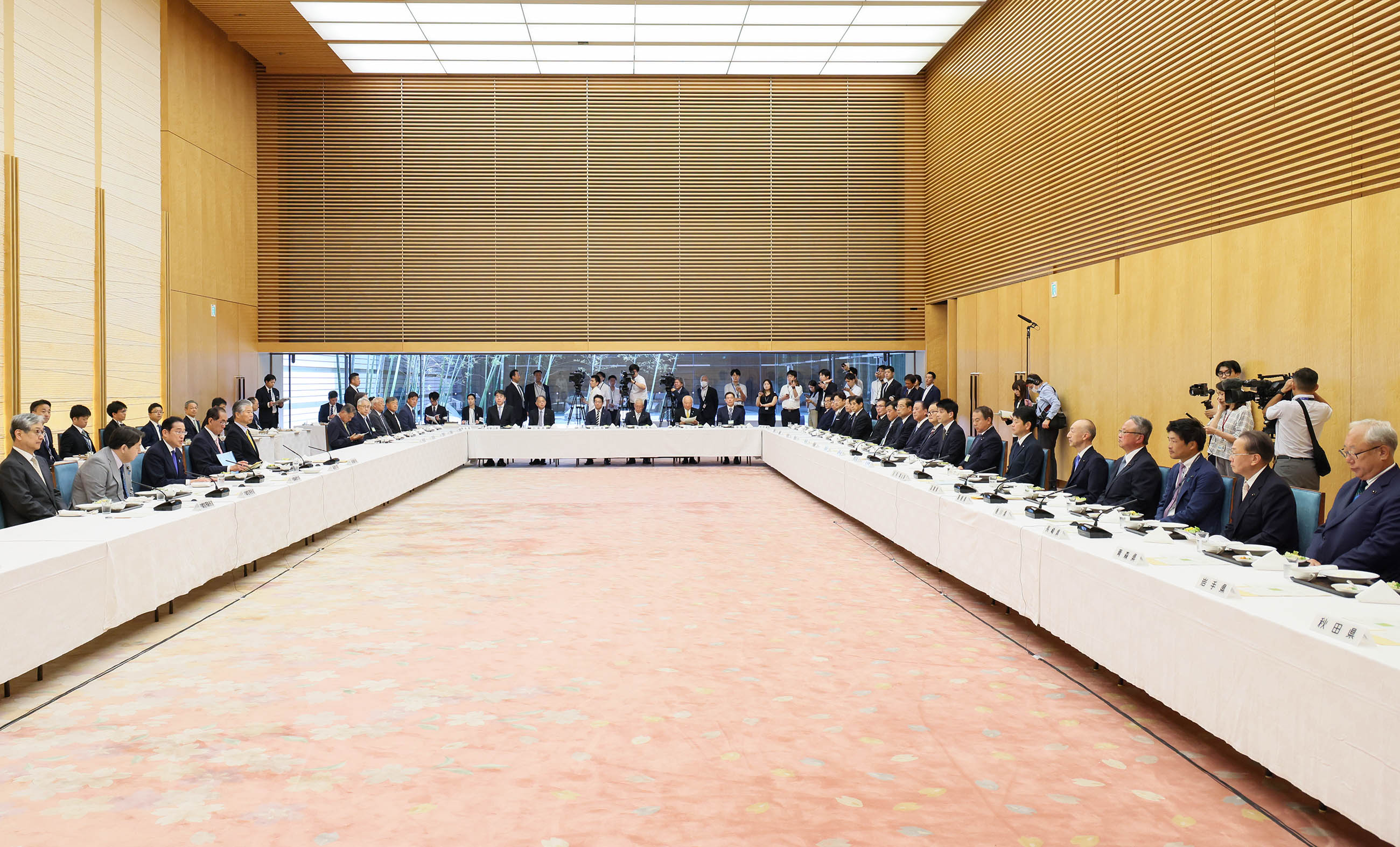 挨拶する岸田総理２