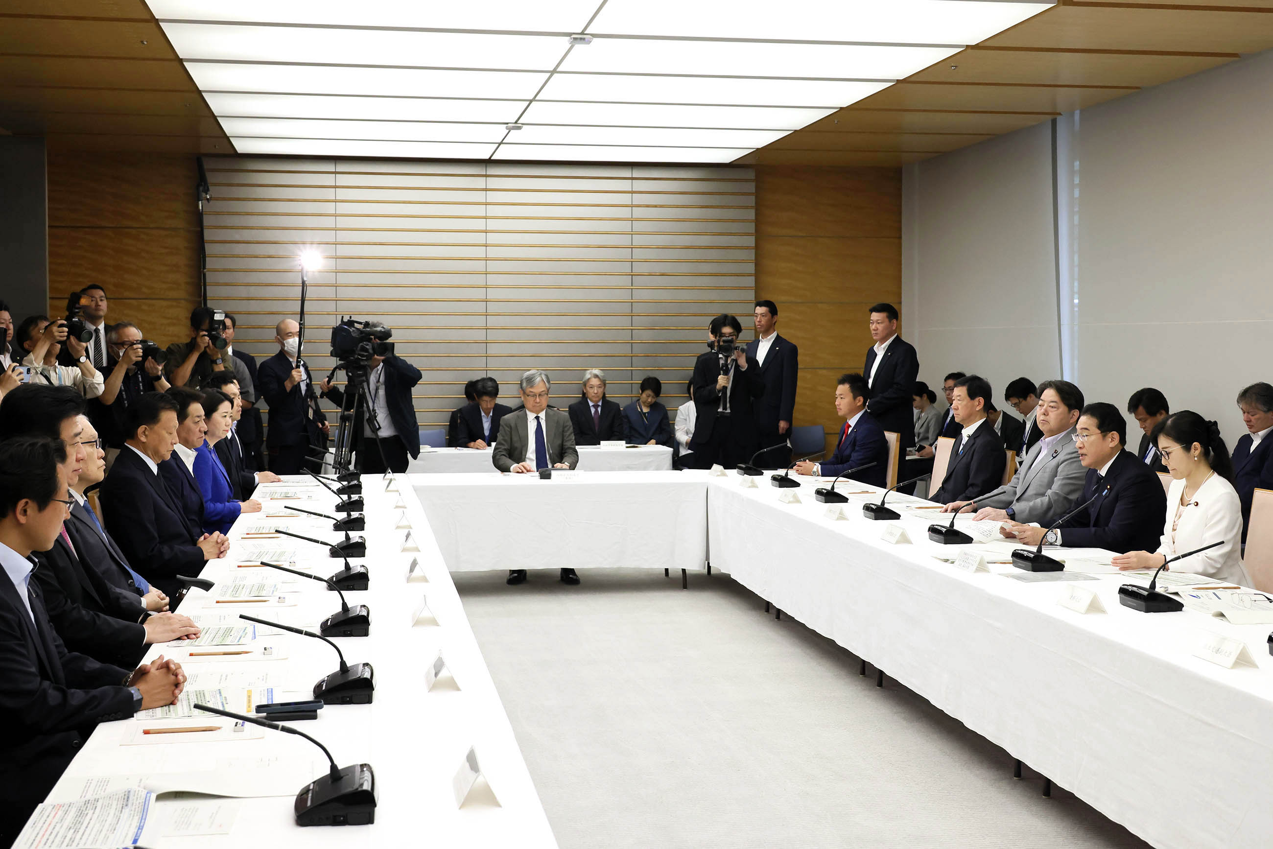 発言する岸田総理２