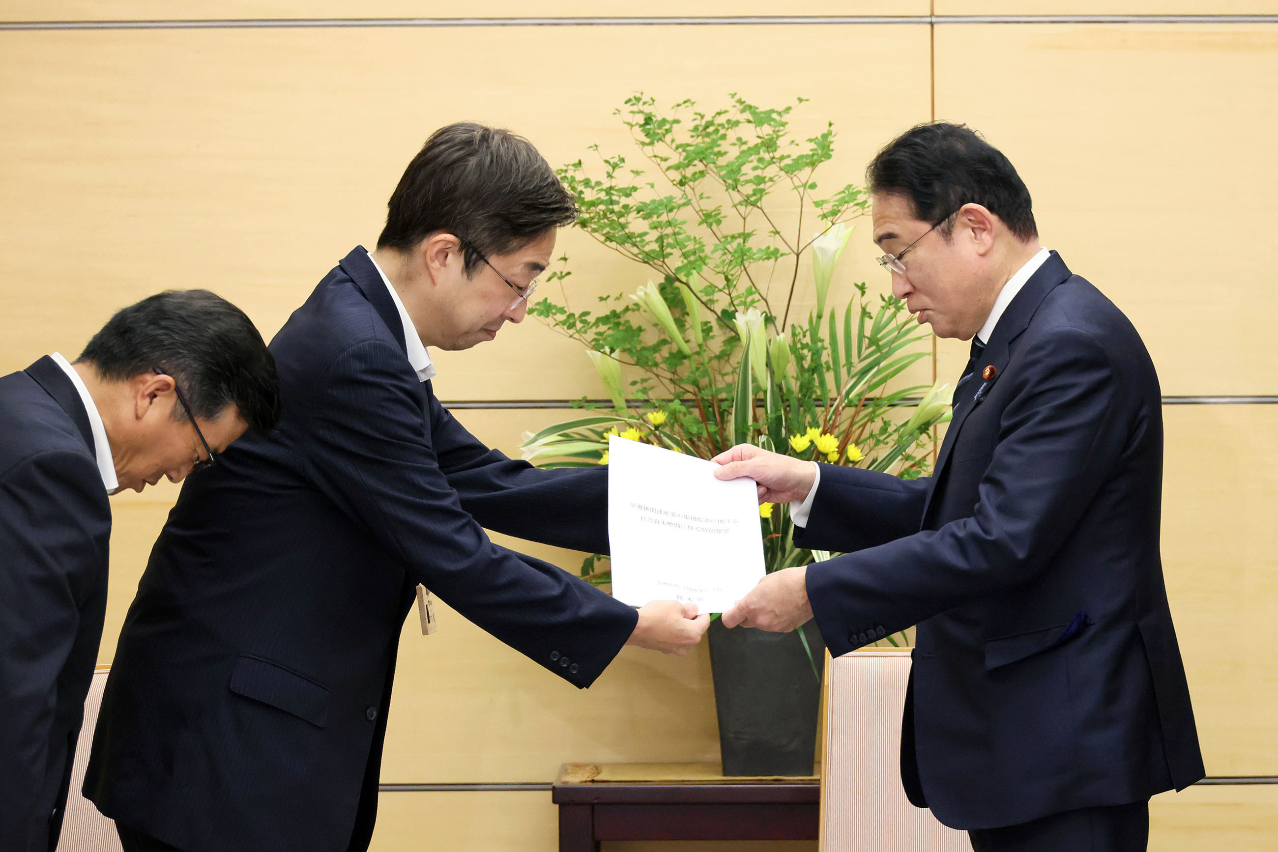 要望書を受け取る岸田総理２