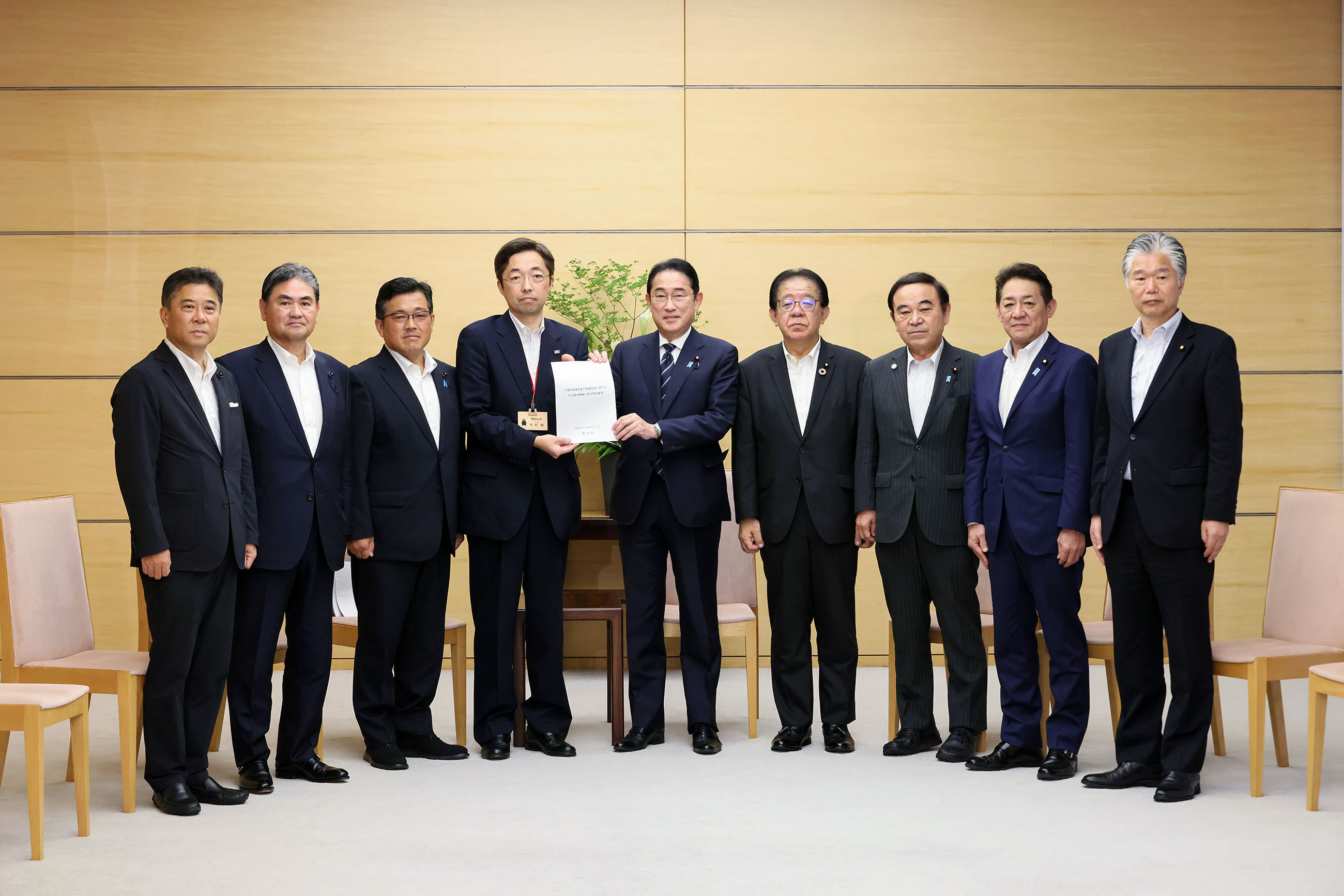 要望書を受け取る岸田総理３