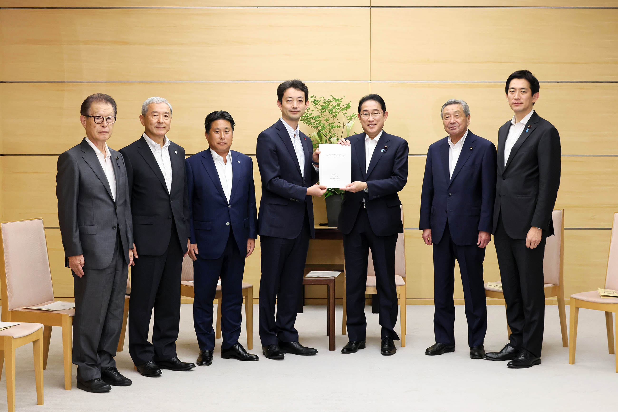 要望書を受け取る岸田総理２
