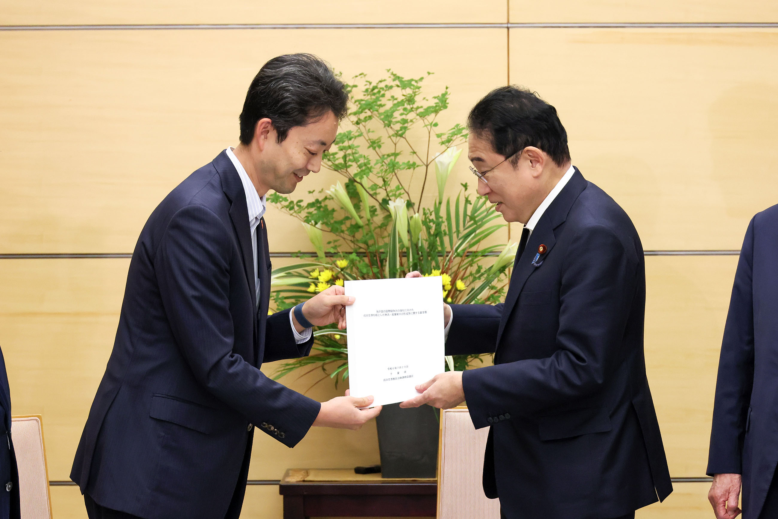 要望書を受け取る岸田総理３