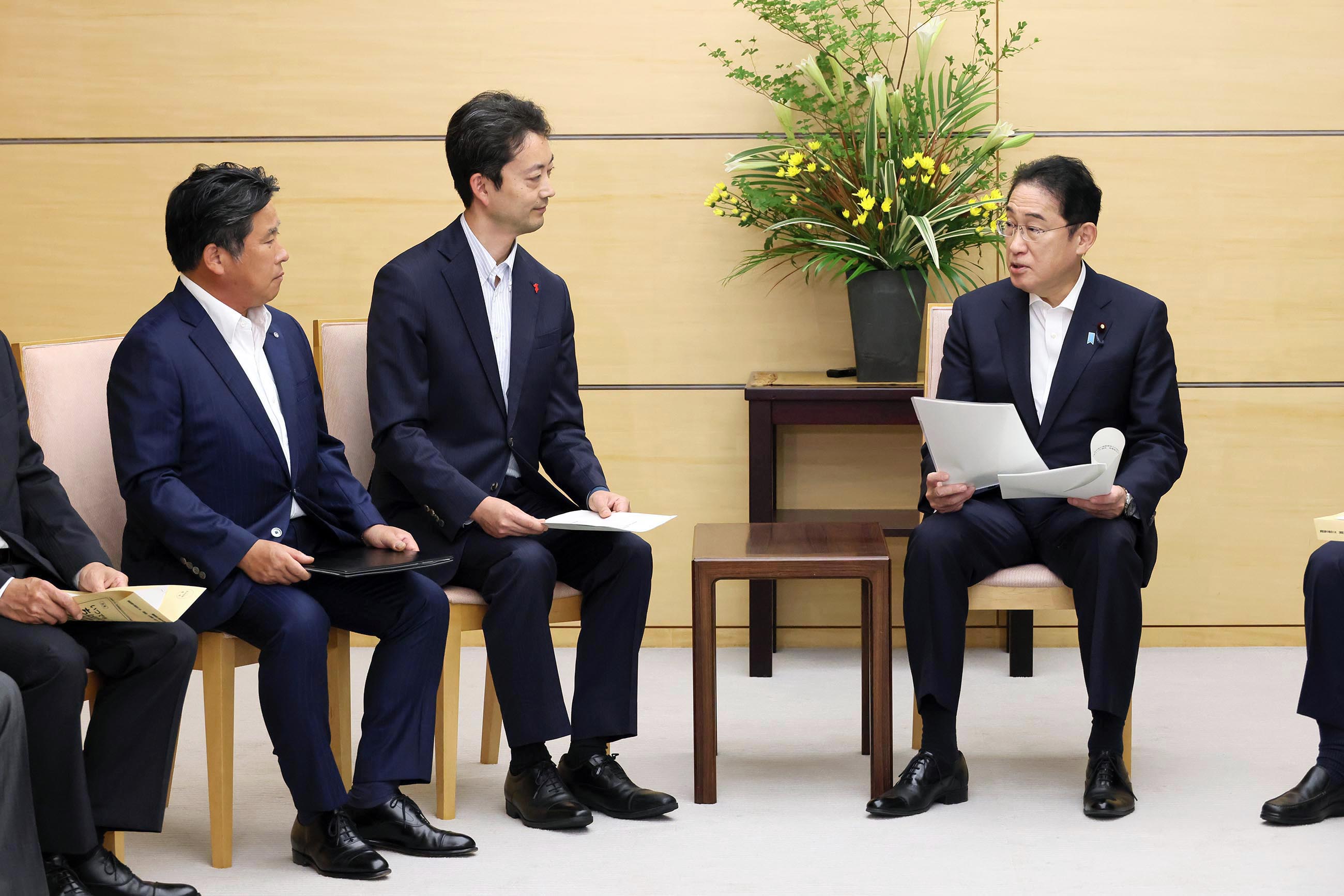 要望書を受け取る岸田総理４