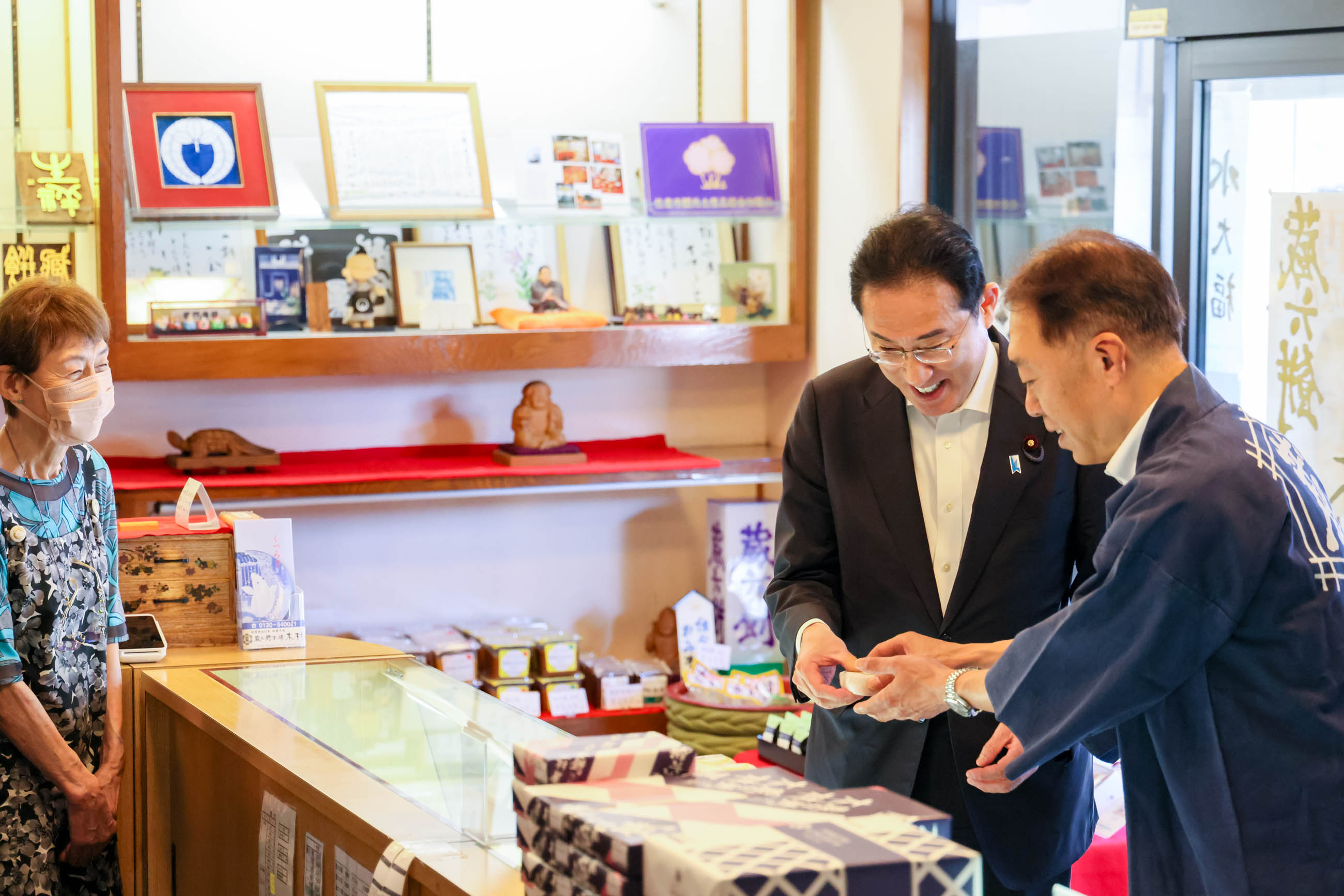佐倉城下町商店会を視察する岸田総理１